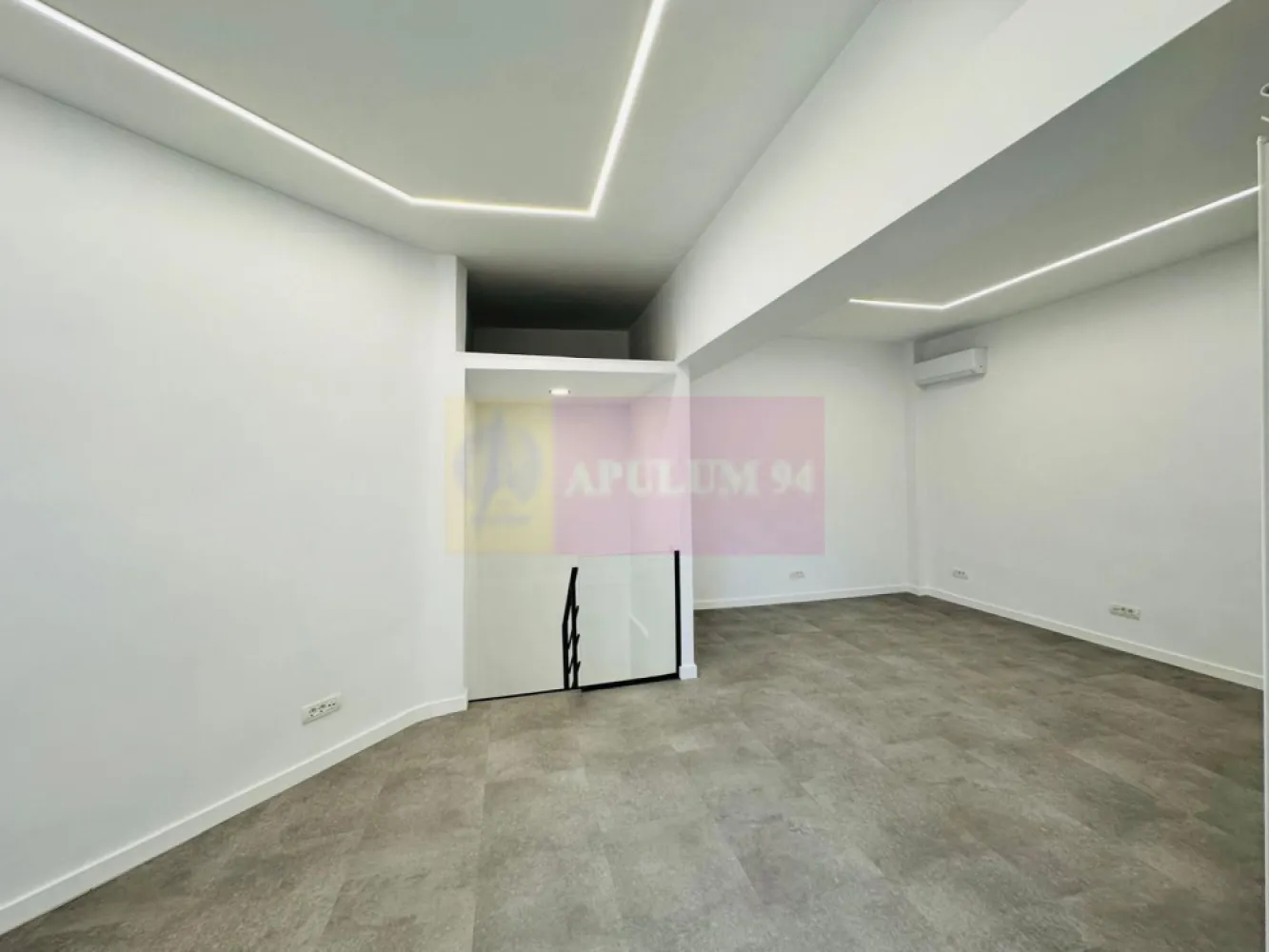 Vanzare spatiu comercial in zona Decebal - Va oferim la vanzare un spatiu comercial in zona Decebal la parter de bloc, cu o suprafata de 110mp cu vitrina de 10ml. Spatiul dispune de supanta (etaj pe structura usoara), are intrare stradala si acces pentru distributie marfa in spatele blocului. In apropiere se afla transport STB si metrou magistrala M1 si M2, statia Piata Muncii.