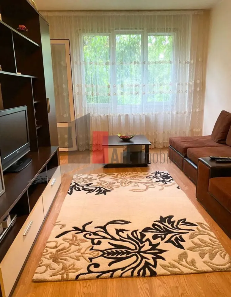 Apartament 3 camere Titan-Sălăjan - Îți dorești echilibrul perfect între confortul de acasă și accesibilitatea urbană? Acest apartament cu 3 camere, situat în zona căutată Titan-Sălăjan, este mai mult decât o simplă locuință – este un spațiu gândit pentru o viață tihnită și organizată.
Poziționat ideal la etajul 1 intr-un imobil de 8 etaje reabilitat termic, apartamentul beneficiază de o structură complet decomandată, oferind intimitate fiecărui membru al familiei. Un aspect esențial care diferențiază această proprietate este soliditatea lucrărilor efectuate: deși renovarea estetică a fost realizată în 2005, aceasta a vizat în primul rând infrastructura. Toate instalațiile electrice și sanitare au fost complet schimbate, asigurându-ți liniștea unei case sigure și durabile.
Confort în orice anotimp
Apartamentul se vinde mobilat și utilat, fiind gata să te primească din prima zi. Te vei bucura de control deplin asupra temperaturii și costurilor datorită centralei termice proprii, iar pentru zilele toride de vară, sistemul de aer condiționat îți va asigura prospețimea de care ai nevoie.
Totul la doar câțiva pași distanță
Timpul este cea mai prețioasă resursă, iar aici îl vei câștiga din plin. Pe o rază de doar 300 de metri, ai acces la tot ce este esențial pentru un stil de viață modern:
Transport: Stația de metrou este la o plimbare scurtă, conectându-te rapid cu restul orașului.
Familie: Grădinița și școala sunt practic în vecinătatea blocului, eliminând stresul traficului de dimineață.
Cumpărături: Supermarketurile din proximitate fac aprovizionarea extrem de simplă.