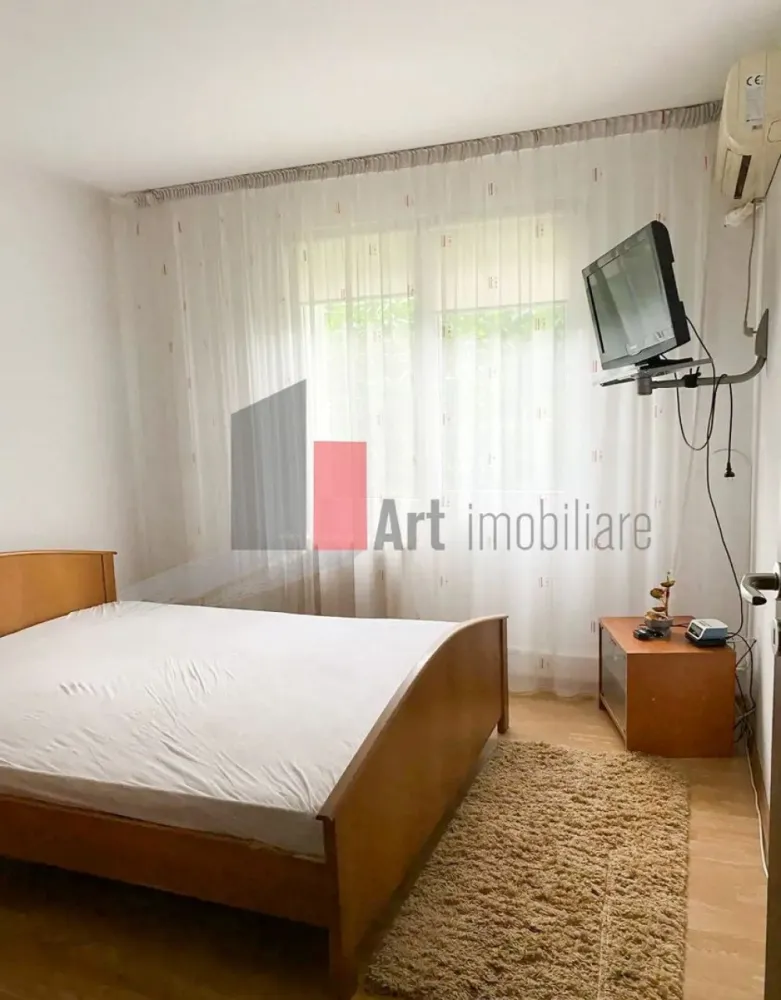 Apartament 3 camere Titan-Sălăjan - Îți dorești echilibrul perfect între confortul de acasă și accesibilitatea urbană? Acest apartament cu 3 camere, situat în zona căutată Titan-Sălăjan, este mai mult decât o simplă locuință – este un spațiu gândit pentru o viață tihnită și organizată.
Poziționat ideal la etajul 1 intr-un imobil de 8 etaje reabilitat termic, apartamentul beneficiază de o structură complet decomandată, oferind intimitate fiecărui membru al familiei. Un aspect esențial care diferențiază această proprietate este soliditatea lucrărilor efectuate: deși renovarea estetică a fost realizată în 2005, aceasta a vizat în primul rând infrastructura. Toate instalațiile electrice și sanitare au fost complet schimbate, asigurându-ți liniștea unei case sigure și durabile.
Confort în orice anotimp
Apartamentul se vinde mobilat și utilat, fiind gata să te primească din prima zi. Te vei bucura de control deplin asupra temperaturii și costurilor datorită centralei termice proprii, iar pentru zilele toride de vară, sistemul de aer condiționat îți va asigura prospețimea de care ai nevoie.
Totul la doar câțiva pași distanță
Timpul este cea mai prețioasă resursă, iar aici îl vei câștiga din plin. Pe o rază de doar 300 de metri, ai acces la tot ce este esențial pentru un stil de viață modern:
Transport: Stația de metrou este la o plimbare scurtă, conectându-te rapid cu restul orașului.
Familie: Grădinița și școala sunt practic în vecinătatea blocului, eliminând stresul traficului de dimineață.
Cumpărături: Supermarketurile din proximitate fac aprovizionarea extrem de simplă.