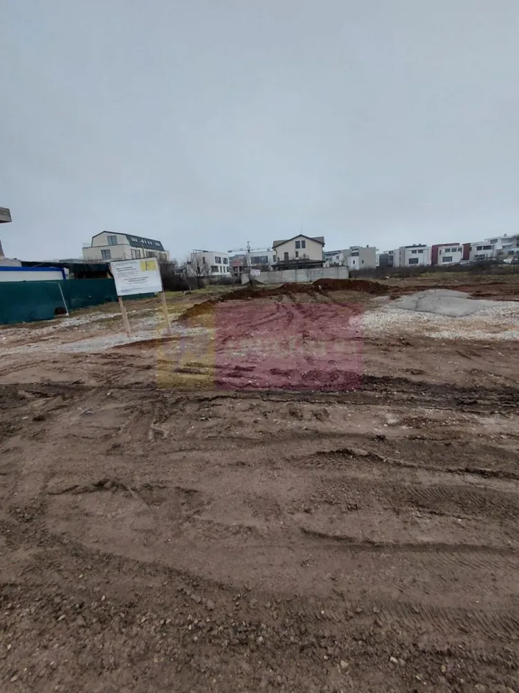 Vanzare teren in zona Sisesi constructie casa - Va oferim spre vanzare un teren in zona Sisesti, cu o suprafata de 466mp, intravilan, cu drum de servitute. Urbanism D+P+E. Utiliatile sunt in zona in apropierea terenului.