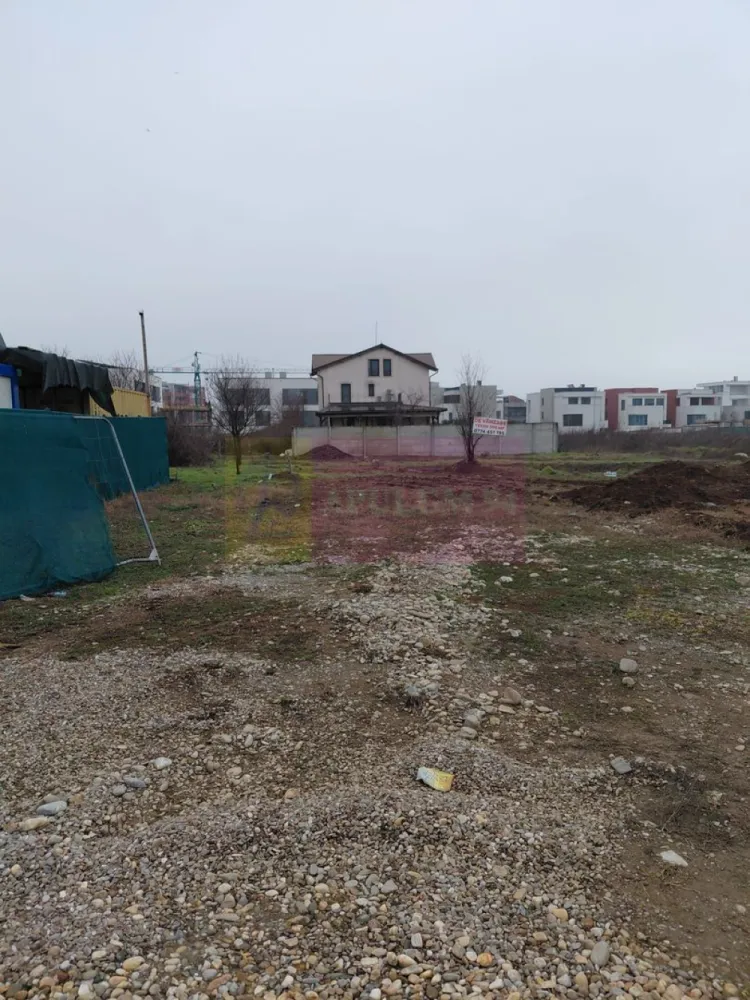 Vanzare teren in zona Sisesi constructie casa - Va oferim spre vanzare un teren in zona Sisesti, cu o suprafata de 466mp, intravilan, cu drum de servitute. Urbanism D+P+E. Utiliatile sunt in zona in apropierea terenului.