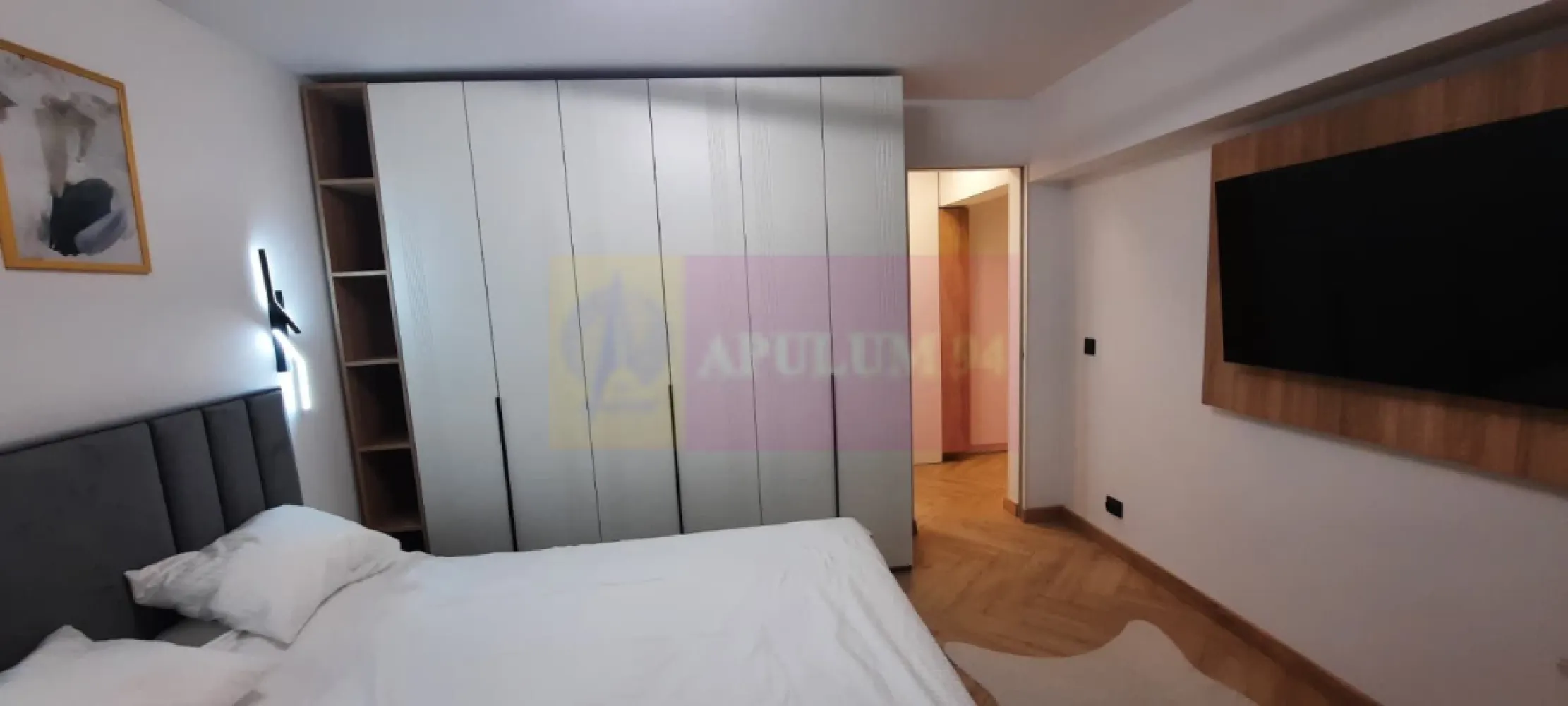 Inchiriere apartament 2 camere Unirii-Sfanta Vineri,prima inchiriere - Va oferim spre inchiriere un apartament de 2 camere aflat la prima inchiriere, in zona Piata Unirii-Sfanta Vineri, stradal, la etajul 2/8 decomandat, mobilat si utilat LUX in 2025. Apartamentul este dotat cu masina spalat vase si masina spalat rufe, 3 aparate aer conditionat etc. Totul este nou, si la prima inchiriere. Vederea apartamentului este pe fata la bulevard, cu orientare EST-VEST. Are geam tripan cu o izolatie fonica si termica foarte buna.
Ideal pentru magistrati, avocati, juristi deoarece se afla langa Tribunal si Curtea de Apel.
Pentru vizionari si detalii contactati agentul Dona Camelia 0733683461.
