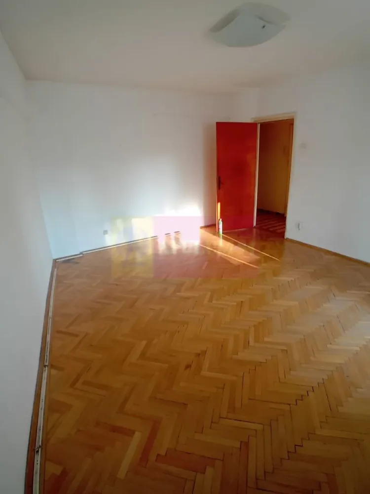Vanzare apartament de 4 camere la Casa Poporului-stradal - Va oferim spre vanzare un apartament de 4 camere in zona Casa Poporului, la etajul 2/8 decomandat, cu o suprafata utila de 96mp + balcoane de 13mp=112mp, cu 2 grupuri sanitare si un balcon mare generos si luminos. Este liber si necesita renovari. Apartamentul dispune de o boxa de 5,61mp.
Pentru detalii suplimentare si vizionare va rog sa ma contactati la nr tel 0 7 3 3. 6 8 3. 4 6 1.
Agent Dona Camelia