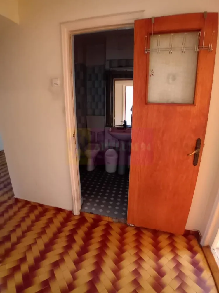 Vanzare apartament de 4 camere la Casa Poporului-stradal - Va oferim spre vanzare un apartament de 4 camere in zona Casa Poporului, la etajul 2/8 decomandat, cu o suprafata utila de 96mp + balcoane de 13mp=112mp, cu 2 grupuri sanitare si un balcon mare generos si luminos. Este liber si necesita renovari. Apartamentul dispune de o boxa de 5,61mp.
Pentru detalii suplimentare si vizionare va rog sa ma contactati la nr tel 0 7 3 3. 6 8 3. 4 6 1.
Agent Dona Camelia