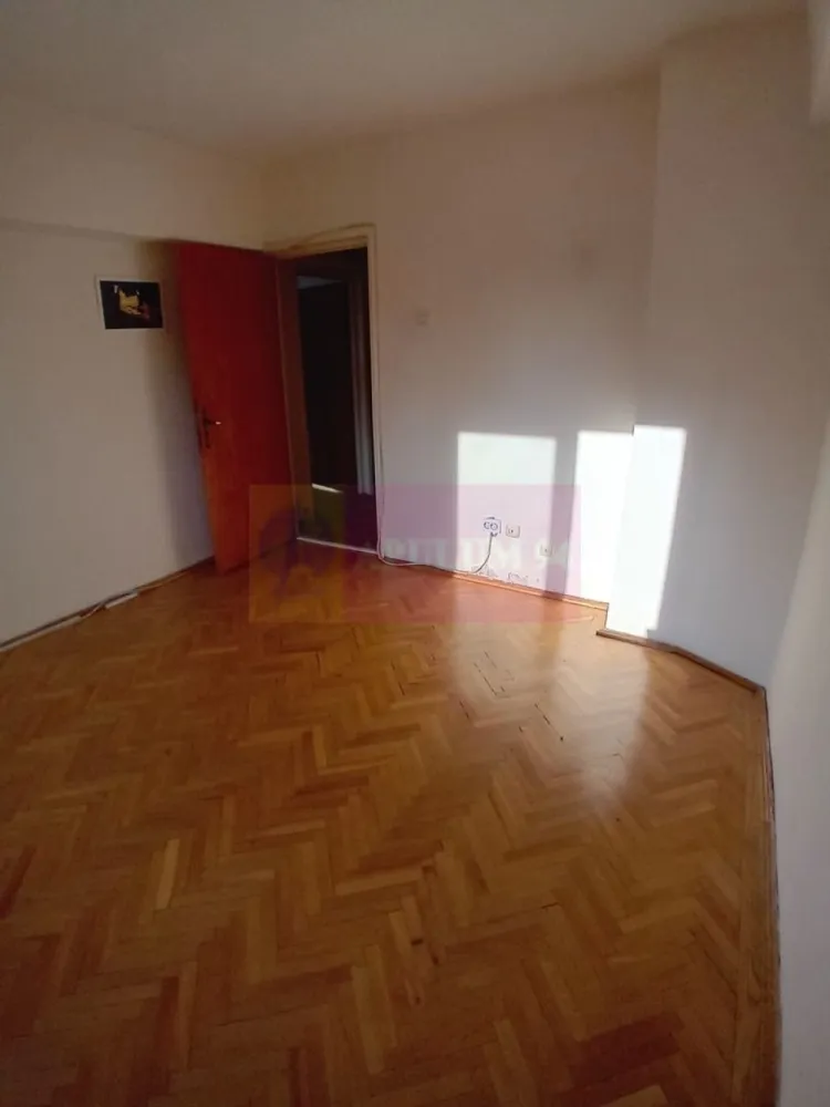 Vanzare apartament de 4 camere la Casa Poporului-stradal - Va oferim spre vanzare un apartament de 4 camere in zona Casa Poporului, la etajul 2/8 decomandat, cu o suprafata utila de 96mp + balcoane de 13mp=112mp, cu 2 grupuri sanitare si un balcon mare generos si luminos. Este liber si necesita renovari. Apartamentul dispune de o boxa de 5,61mp.
Pentru detalii suplimentare si vizionare va rog sa ma contactati la nr tel 0 7 3 3. 6 8 3. 4 6 1.
Agent Dona Camelia