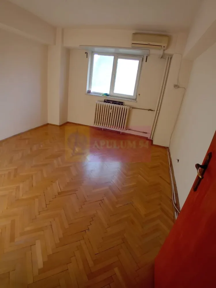 Vanzare apartament de 4 camere la Casa Poporului-stradal - Va oferim spre vanzare un apartament de 4 camere in zona Casa Poporului, la etajul 2/8 decomandat, cu o suprafata utila de 96mp + balcoane de 13mp=112mp, cu 2 grupuri sanitare si un balcon mare generos si luminos. Este liber si necesita renovari. Apartamentul dispune de o boxa de 5,61mp.
Pentru detalii suplimentare si vizionare va rog sa ma contactati la nr tel 0 7 3 3. 6 8 3. 4 6 1.
Agent Dona Camelia