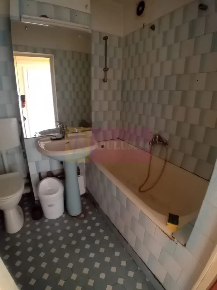 Vanzare apartament de 4 camere la Casa Poporului-stradal - Va oferim spre vanzare un apartament de 4 camere in zona Casa Poporului, la etajul 2/8 decomandat, cu o suprafata utila de 96mp + balcoane de 13mp=112mp, cu 2 grupuri sanitare si un balcon mare generos si luminos. Este liber si necesita renovari. Apartamentul dispune de o boxa de 5,61mp.
Pentru detalii suplimentare si vizionare va rog sa ma contactati la nr tel 0 7 3 3. 6 8 3. 4 6 1.
Agent Dona Camelia