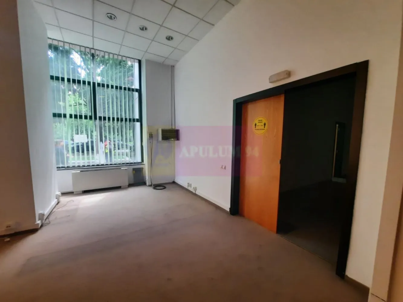 Inchiriere spatiu comercial in zona bd Unirii - Va oferim spre inchiriere un spatiu comercial pe bd Unirii, stradal, cu trafic intens, situat la parter de bloc, in suprafata utila de 435mp, cu front stradal generos de 21ml, cu multiple intrari prin fata pentru clienti, si spate pentru acces marfa. Ideal orice tip de activitate, dar fara HoReCa. Nu se inchiriaza suprafete mai mici.