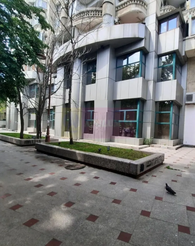 Inchiriere spatiu comercial in zona bd Unirii - Va oferim spre inchiriere un spatiu comercial pe bd Unirii, stradal, cu trafic intens, situat la parter de bloc, in suprafata utila de 435mp, cu front stradal generos de 21ml, cu multiple intrari prin fata pentru clienti, si spate pentru acces marfa. Ideal orice tip de activitate, dar fara HoReCa. Nu se inchiriaza suprafete mai mici.