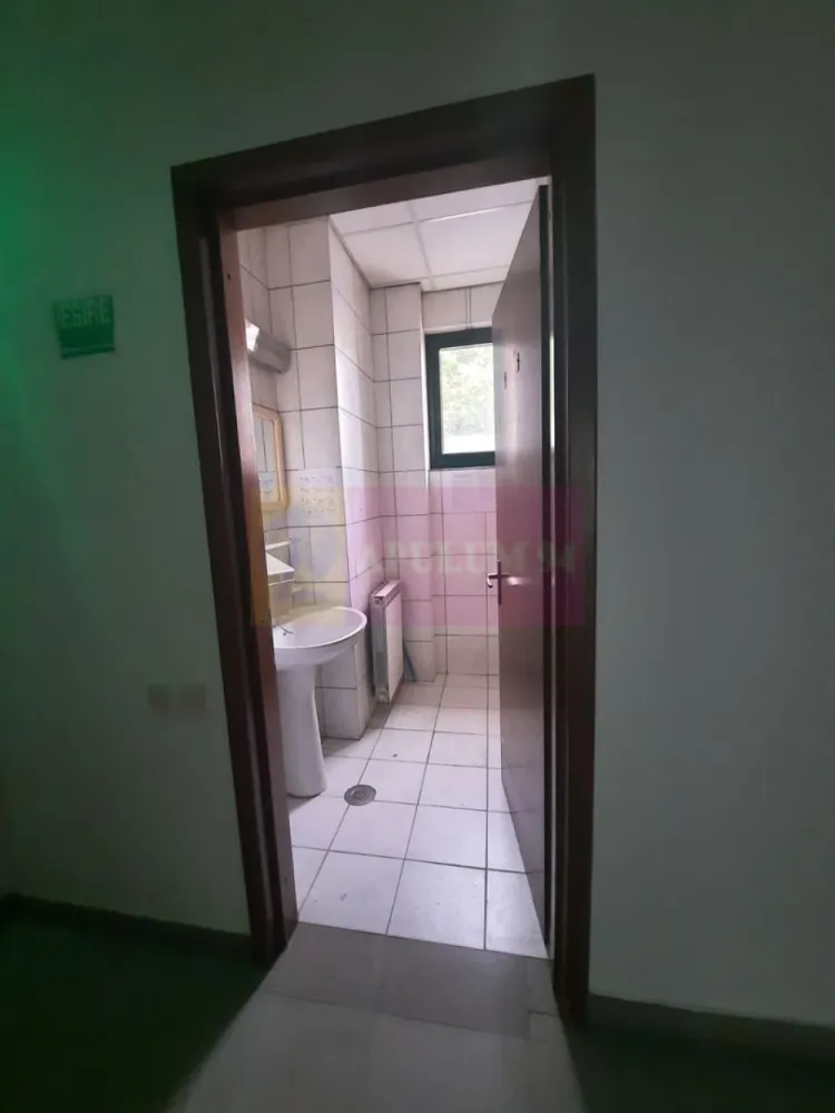 Inchiriere spatiu comercial in zona bd Unirii - Va oferim spre inchiriere un spatiu comercial pe bd Unirii, stradal, cu trafic intens, situat la parter de bloc, in suprafata utila de 435mp, cu front stradal generos de 21ml, cu multiple intrari prin fata pentru clienti, si spate pentru acces marfa. Ideal orice tip de activitate, dar fara HoReCa. Nu se inchiriaza suprafete mai mici.