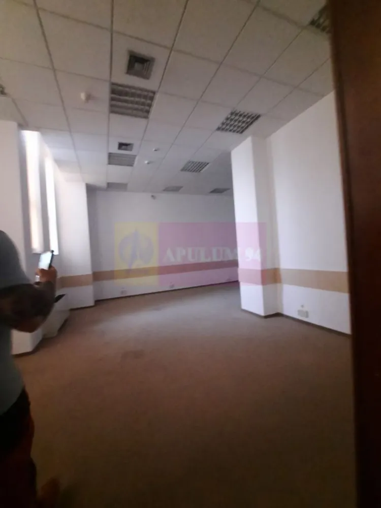Inchiriere spatiu comercial in zona bd Unirii - Va oferim spre inchiriere un spatiu comercial pe bd Unirii, stradal, cu trafic intens, situat la parter de bloc, in suprafata utila de 435mp, cu front stradal generos de 21ml, cu multiple intrari prin fata pentru clienti, si spate pentru acces marfa. Ideal orice tip de activitate, dar fara HoReCa. Nu se inchiriaza suprafete mai mici.