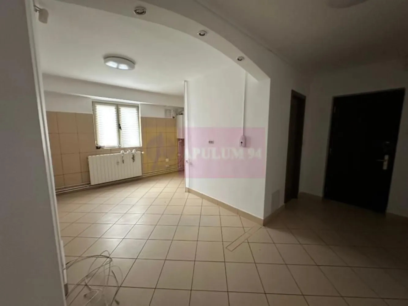 Vanzare apartament 3 camere-Rond Alba Iulia cu Centrala Termica - Vă oferim spre vânzare un apartament spațios și versatil, situat strategic in Rondul Alba Iulia, la etajul 3/8 decomandat, cu o suprafață utilă de 80 mp, această proprietate reprezintă o oportunitate rară de investiție într-una dintre cele mai dorite zone ale Capitalei. Blocul este construit in anul 1994 iar apartamentul are vederea mixta fata si spate.
Bucătăria open-space și doua grupuri sanitare
Apartamentul are Centrală Termica Proprie (costuri de întreținere optimizate) și aer condiționat.
• Stare interior: Foarte bine întreținut; spațiul este nemobilat, oferindu-vă libertate deplină pentru amenajare.
A funcționat ca birou, apartamentul este perfect atât pentru o familie care dorește să locuiască "în inima orașului", cât și pentru un sediu de firmă sau cabinet notarial/medical.
Pentru detalii suplimentare si vizionari contactati agentul Dona Camelia 0733683461.