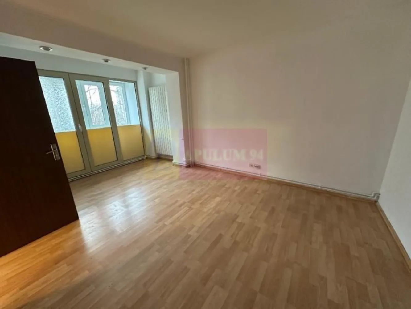 Vanzare apartament 3 camere-Rond Alba Iulia cu Centrala Termica - Vă oferim spre vânzare un apartament spațios și versatil, situat strategic in Rondul Alba Iulia, la etajul 3/8 decomandat, cu o suprafață utilă de 80 mp, această proprietate reprezintă o oportunitate rară de investiție într-una dintre cele mai dorite zone ale Capitalei. Blocul este construit in anul 1994 iar apartamentul are vederea mixta fata si spate.
Bucătăria open-space și doua grupuri sanitare
Apartamentul are Centrală Termica Proprie (costuri de întreținere optimizate) și aer condiționat.
• Stare interior: Foarte bine întreținut; spațiul este nemobilat, oferindu-vă libertate deplină pentru amenajare.
A funcționat ca birou, apartamentul este perfect atât pentru o familie care dorește să locuiască "în inima orașului", cât și pentru un sediu de firmă sau cabinet notarial/medical.
Pentru detalii suplimentare si vizionari contactati agentul Dona Camelia 0733683461.