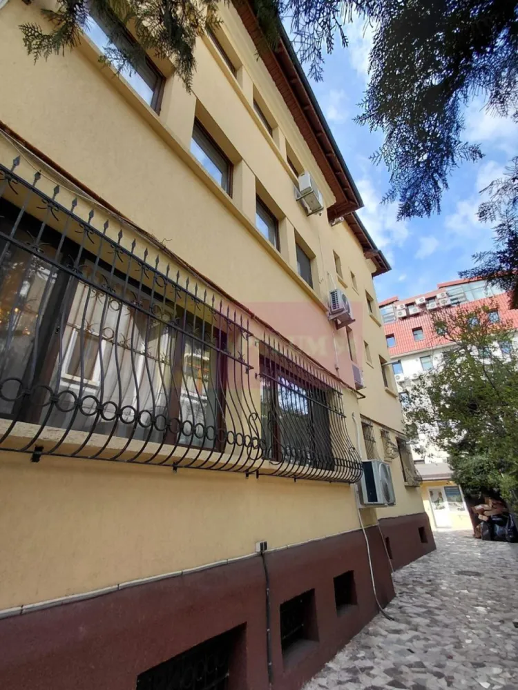 Vila individuala, Cotroceni-Facultatea de Medicina-20 camere - Va oferim spre vanzare o vila individuala, singur in curte, in zona Cotroceni langa Facultatea de Medicina S+P+2+M, cu o suprafata de 525mp, teren=560mp, amprenta 145mp, 20 camere, cu 2 garaje in curte pentru 4 masini. Dispune de Centrale Termice proprii, hidrofoare, 2 scari interioare, lift pentru 6 persoane-unde se poate transporta o traga cu doi insotitori, pe fiecare nivel 2 grupuri sanitare.
Ideal investitie pentru ca este inchiriata.
Pretul nu este purtator de TVA, vila fiind pe persoana fizica.
Pentru detalii suplimentare si vizionari contactati Dona Camelia 0733683461.