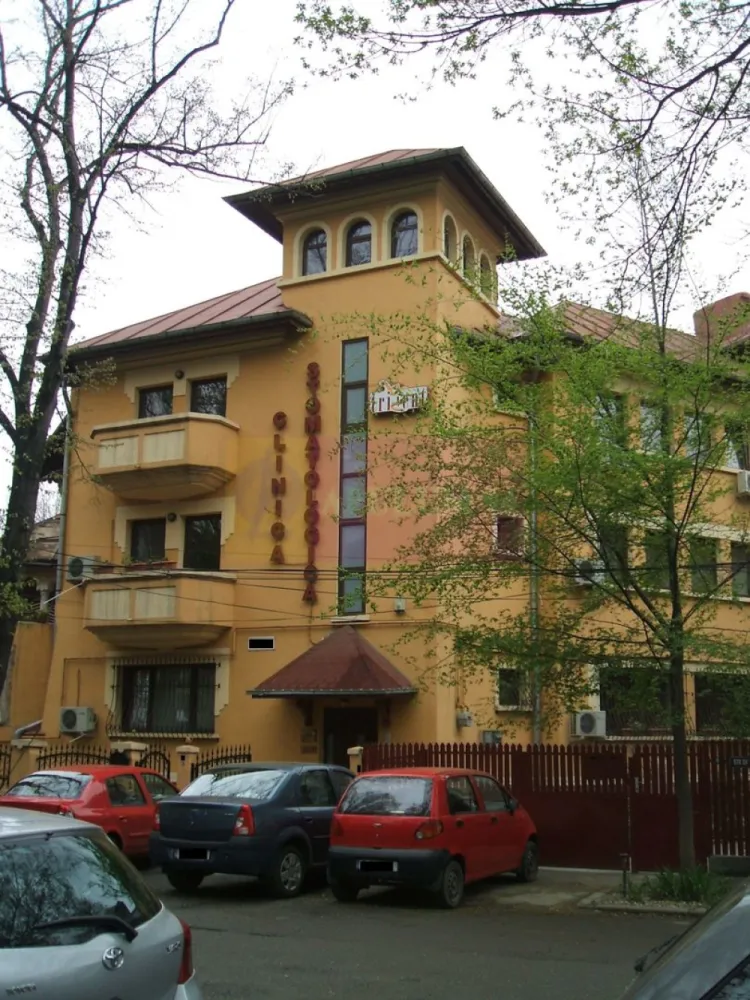 Vila individuala, Cotroceni-Facultatea de Medicina-20 camere - Va oferim spre vanzare o vila individuala, singur in curte, in zona Cotroceni langa Facultatea de Medicina S+P+2+M, cu o suprafata de 525mp, teren=560mp, amprenta 145mp, 20 camere, cu 2 garaje in curte pentru 4 masini. Dispune de Centrale Termice proprii, hidrofoare, 2 scari interioare, lift pentru 6 persoane-unde se poate transporta o traga cu doi insotitori, pe fiecare nivel 2 grupuri sanitare.
Ideal investitie pentru ca este inchiriata.
Pretul nu este purtator de TVA, vila fiind pe persoana fizica.
Pentru detalii suplimentare si vizionari contactati Dona Camelia 0733683461.