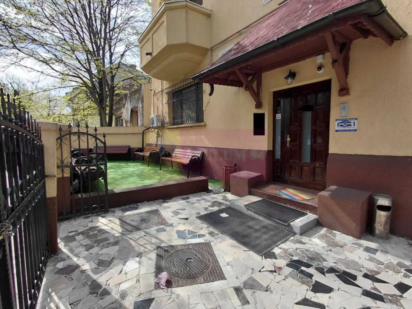 Vila individuala, Cotroceni-Facultatea de Medicina-20 camere - Va oferim spre vanzare o vila individuala, singur in curte, in zona Cotroceni langa Facultatea de Medicina S+P+2+M, cu o suprafata de 525mp, teren=560mp, amprenta 145mp, 20 camere, cu 2 garaje in curte pentru 4 masini. Dispune de Centrale Termice proprii, hidrofoare, 2 scari interioare, lift pentru 6 persoane-unde se poate transporta o traga cu doi insotitori, pe fiecare nivel 2 grupuri sanitare.
Ideal investitie pentru ca este inchiriata.
Pretul nu este purtator de TVA, vila fiind pe persoana fizica.
Pentru detalii suplimentare si vizionari contactati Dona Camelia 0733683461.