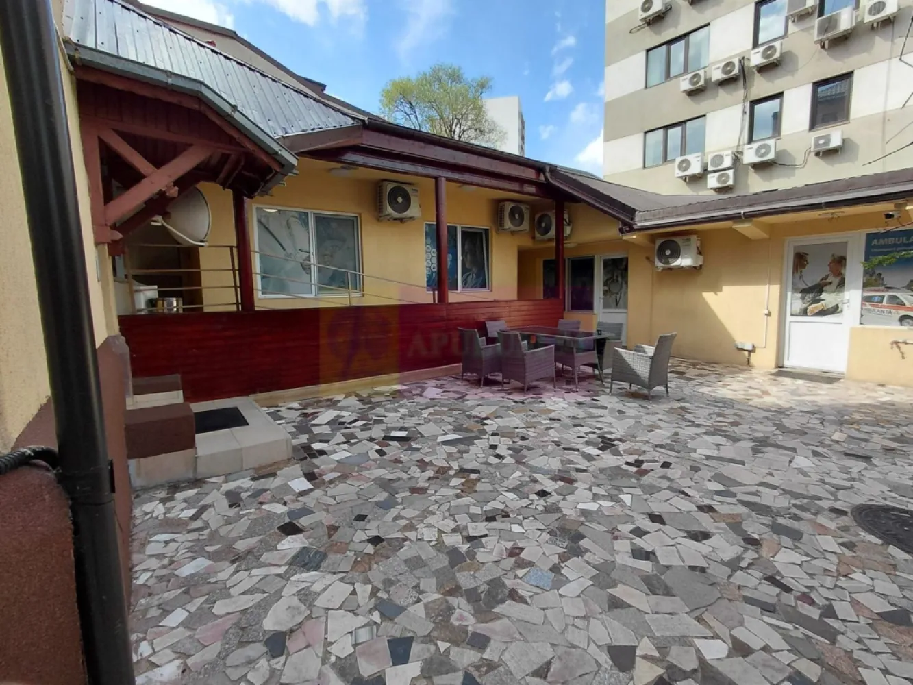 Vila individuala, Cotroceni-Facultatea de Medicina-20 camere - Va oferim spre vanzare o vila individuala, singur in curte, in zona Cotroceni langa Facultatea de Medicina S+P+2+M, cu o suprafata de 525mp, teren=560mp, amprenta 145mp, 20 camere, cu 2 garaje in curte pentru 4 masini. Dispune de Centrale Termice proprii, hidrofoare, 2 scari interioare, lift pentru 6 persoane-unde se poate transporta o traga cu doi insotitori, pe fiecare nivel 2 grupuri sanitare.
Ideal investitie pentru ca este inchiriata.
Pretul nu este purtator de TVA, vila fiind pe persoana fizica.
Pentru detalii suplimentare si vizionari contactati Dona Camelia 0733683461.