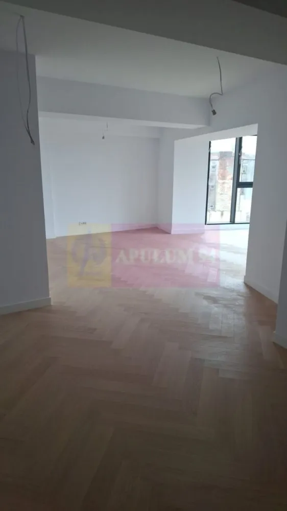 Vanzare apartament de 3 camere bd Unirii, bloc nou 2025 - Va oferim spre vanzare un apartament de 3 camere in zona Unirii, bloc nou, la etajul 7/10 cu finisaje premium, bloc nou 2025, 
Un apartament cu 3 camere creat pentru cei care apreciază liniștea.
Imobil cu vedere impresionanta asupra Bucurestiului cu fațadă ventilată Frontek, balustrade din sticlă și 4 lifturi Schindler.
Interiorul impresionează prin finisaje atent alese:
încălzire în pardoseală Uponor, tâmplărie premium Reynaers Aluminium cu geam tripan, climatizare Samsung Wind Free, sistem Smart Home Legrand controlate prin integrare Alexa. Bucatarie este deschisa-open. Dispune de Centrala Proprie de apartament.
Disponibil suplimentar parcari si boxe la cerere.
Pentru detalii suplimentare si vizionari contactati agentul Dona Camelia 0733863461