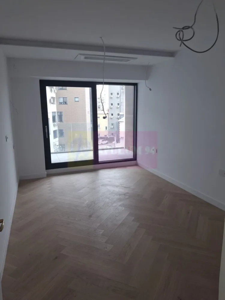 Vanzare apartament de 3 camere bd Unirii, bloc nou 2025 - Va oferim spre vanzare un apartament de 3 camere in zona Unirii, bloc nou, la etajul 7/10 cu finisaje premium, bloc nou 2025, 
Un apartament cu 3 camere creat pentru cei care apreciază liniștea.
Imobil cu vedere impresionanta asupra Bucurestiului cu fațadă ventilată Frontek, balustrade din sticlă și 4 lifturi Schindler.
Interiorul impresionează prin finisaje atent alese:
încălzire în pardoseală Uponor, tâmplărie premium Reynaers Aluminium cu geam tripan, climatizare Samsung Wind Free, sistem Smart Home Legrand controlate prin integrare Alexa. Bucatarie este deschisa-open. Dispune de Centrala Proprie de apartament.
Disponibil suplimentar parcari si boxe la cerere.
Pentru detalii suplimentare si vizionari contactati agentul Dona Camelia 0733863461