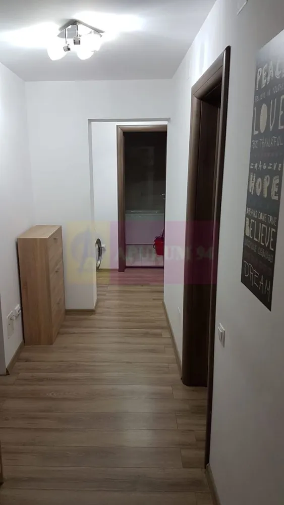 Vanzare apartament 2 camere in zona bd. Decebal stradal - Va oferim spre vanzare un apartament de 2 camere in zona bd Decebal, la etajul 6/8 decomandat, cu vederea pe fata la bulevard si intrarea direct din bulevard. Se vinde mobilat si utilat complet, iar bucataria este inchisa, NU open. Incalzirea apartamentului este de la RADET. Actele sunt la zi pregatite pentru vanzare.