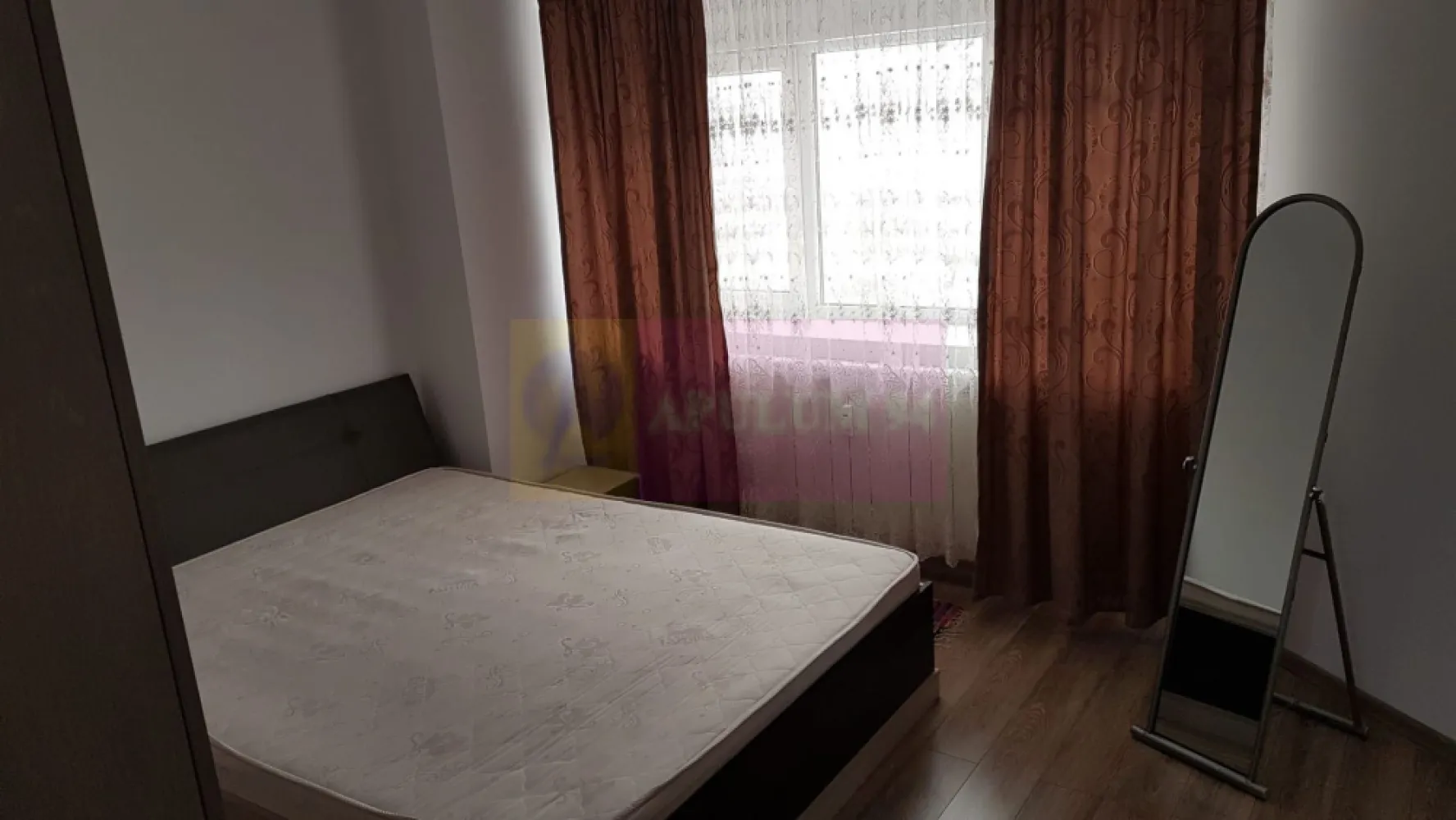 Vanzare apartament 2 camere in zona bd. Decebal stradal - Va oferim spre vanzare un apartament de 2 camere in zona bd Decebal, la etajul 6/8 decomandat, cu vederea pe fata la bulevard si intrarea direct din bulevard. Se vinde mobilat si utilat complet, iar bucataria este inchisa, NU open. Incalzirea apartamentului este de la RADET. Actele sunt la zi pregatite pentru vanzare.