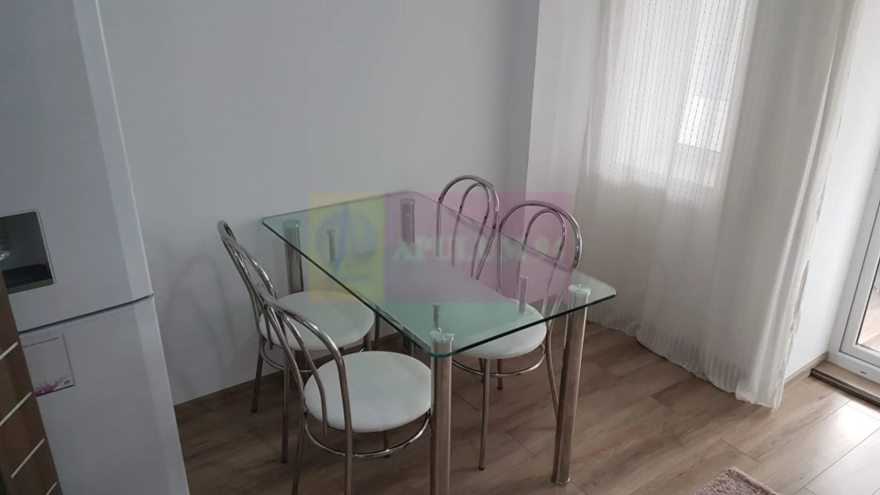 Vanzare apartament 2 camere in zona bd. Decebal stradal - Va oferim spre vanzare un apartament de 2 camere in zona bd Decebal, la etajul 6/8 decomandat, cu vederea pe fata la bulevard si intrarea direct din bulevard. Se vinde mobilat si utilat complet, iar bucataria este inchisa, NU open. Incalzirea apartamentului este de la RADET. Actele sunt la zi pregatite pentru vanzare.