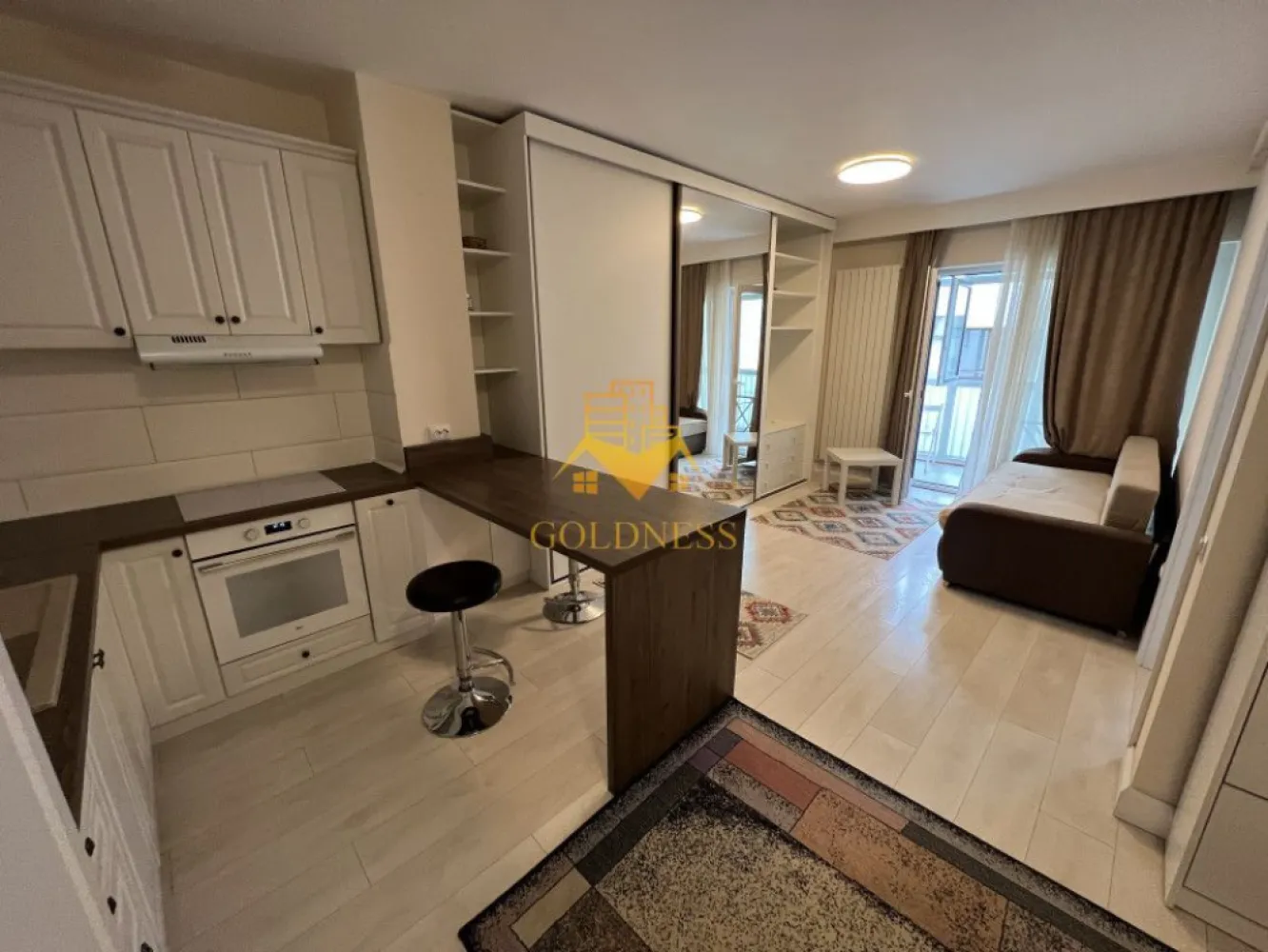 2 camere,modern,Intre Lacuri,zona Dunarii,Mega Image - GOLDNESS Imobiliare vă propune spre închiriere un apartament cu 2 camere complet mobilat și utilat, la etajul 2 într-un imobil de 3 etaje, în cartierul Intre Lacuri. Apartamentul este compartimentat astfel:
 - dormitor cu pat matrimonial, dressing, noptiere
 - living cu bucatarie open-space complet utilată, canapea extensibilă, loc de servit masa 
 - baie cu vana, calorifer port prosop inox și dulap pentru depozitare.
 - balcon de 4 mp.

Imobilul este dotat cu toate cele necesare- centrală proprie, mașină de spălat haine, frigider, plită electrică, hotă, etc. 
Se află în apropierea stațiilor de transport în comun, magazine, restaurante, spații verzi, farmacii, etc. 
Posibilitate de parcare in zona !

Dacă sunteți interesați de acest apartament și doriți să îl vizionați, dar și pentru alte oferte sau detalii nu ezitați să ne contactați telefonic sau prin e-mail - goldnessimobiliare@gmail.com. Vă stăm la dispoziție!