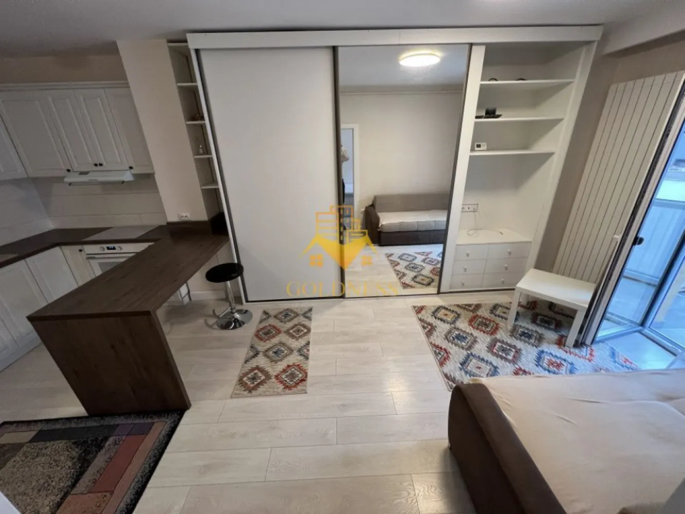 2 camere,modern,Intre Lacuri,zona Dunarii,Mega Image - GOLDNESS Imobiliare vă propune spre închiriere un apartament cu 2 camere complet mobilat și utilat, la etajul 2 într-un imobil de 3 etaje, în cartierul Intre Lacuri. Apartamentul este compartimentat astfel:
 - dormitor cu pat matrimonial, dressing, noptiere
 - living cu bucatarie open-space complet utilată, canapea extensibilă, loc de servit masa 
 - baie cu vana, calorifer port prosop inox și dulap pentru depozitare.
 - balcon de 4 mp.

Imobilul este dotat cu toate cele necesare- centrală proprie, mașină de spălat haine, frigider, plită electrică, hotă, etc. 
Se află în apropierea stațiilor de transport în comun, magazine, restaurante, spații verzi, farmacii, etc. 
Posibilitate de parcare in zona !

Dacă sunteți interesați de acest apartament și doriți să îl vizionați, dar și pentru alte oferte sau detalii nu ezitați să ne contactați telefonic sau prin e-mail - goldnessimobiliare@gmail.com. Vă stăm la dispoziție!