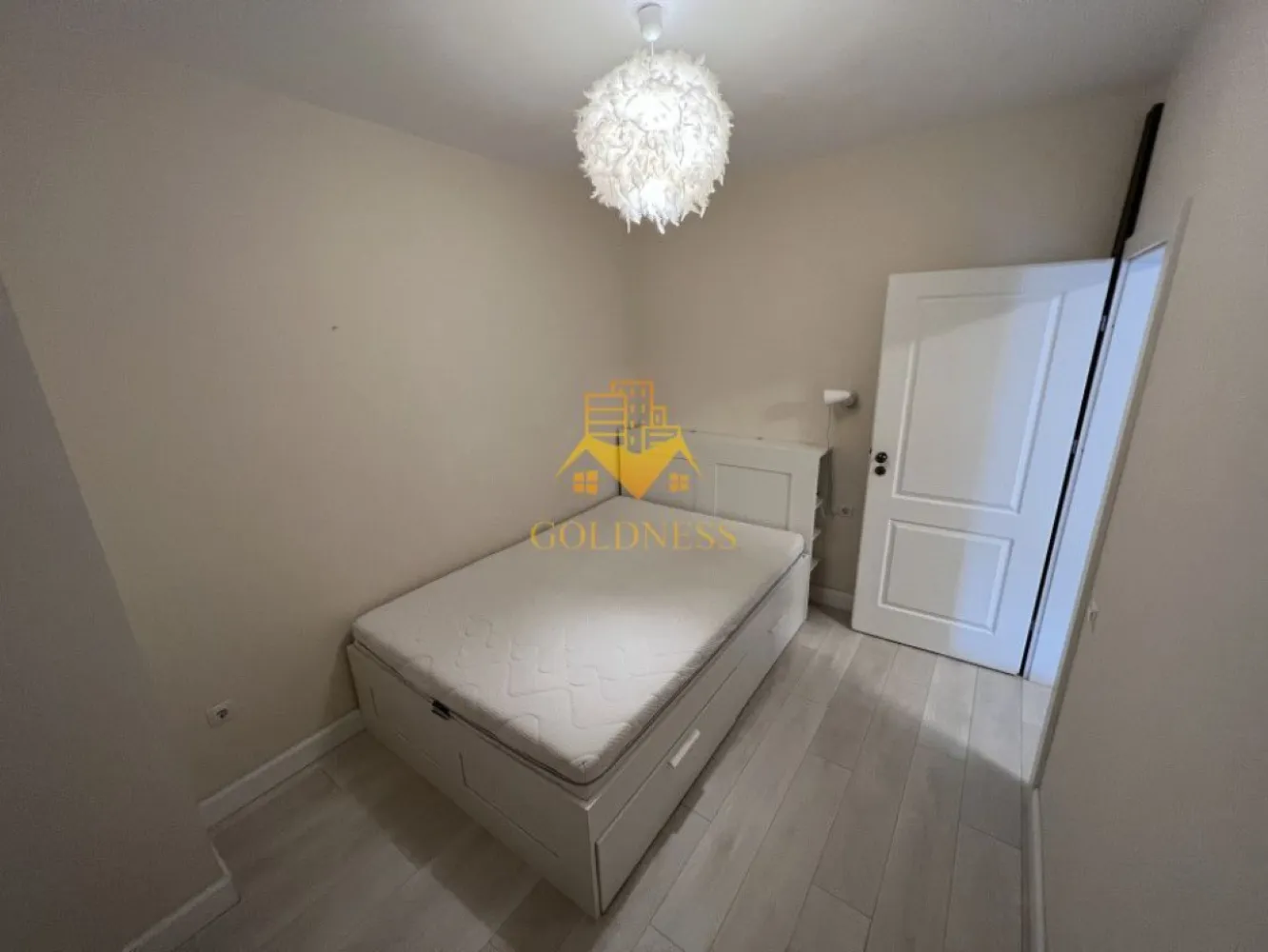 2 camere,modern,Intre Lacuri,zona Dunarii,Mega Image - GOLDNESS Imobiliare vă propune spre închiriere un apartament cu 2 camere complet mobilat și utilat, la etajul 2 într-un imobil de 3 etaje, în cartierul Intre Lacuri. Apartamentul este compartimentat astfel:
 - dormitor cu pat matrimonial, dressing, noptiere
 - living cu bucatarie open-space complet utilată, canapea extensibilă, loc de servit masa 
 - baie cu vana, calorifer port prosop inox și dulap pentru depozitare.
 - balcon de 4 mp.

Imobilul este dotat cu toate cele necesare- centrală proprie, mașină de spălat haine, frigider, plită electrică, hotă, etc. 
Se află în apropierea stațiilor de transport în comun, magazine, restaurante, spații verzi, farmacii, etc. 
Posibilitate de parcare in zona !

Dacă sunteți interesați de acest apartament și doriți să îl vizionați, dar și pentru alte oferte sau detalii nu ezitați să ne contactați telefonic sau prin e-mail - goldnessimobiliare@gmail.com. Vă stăm la dispoziție!