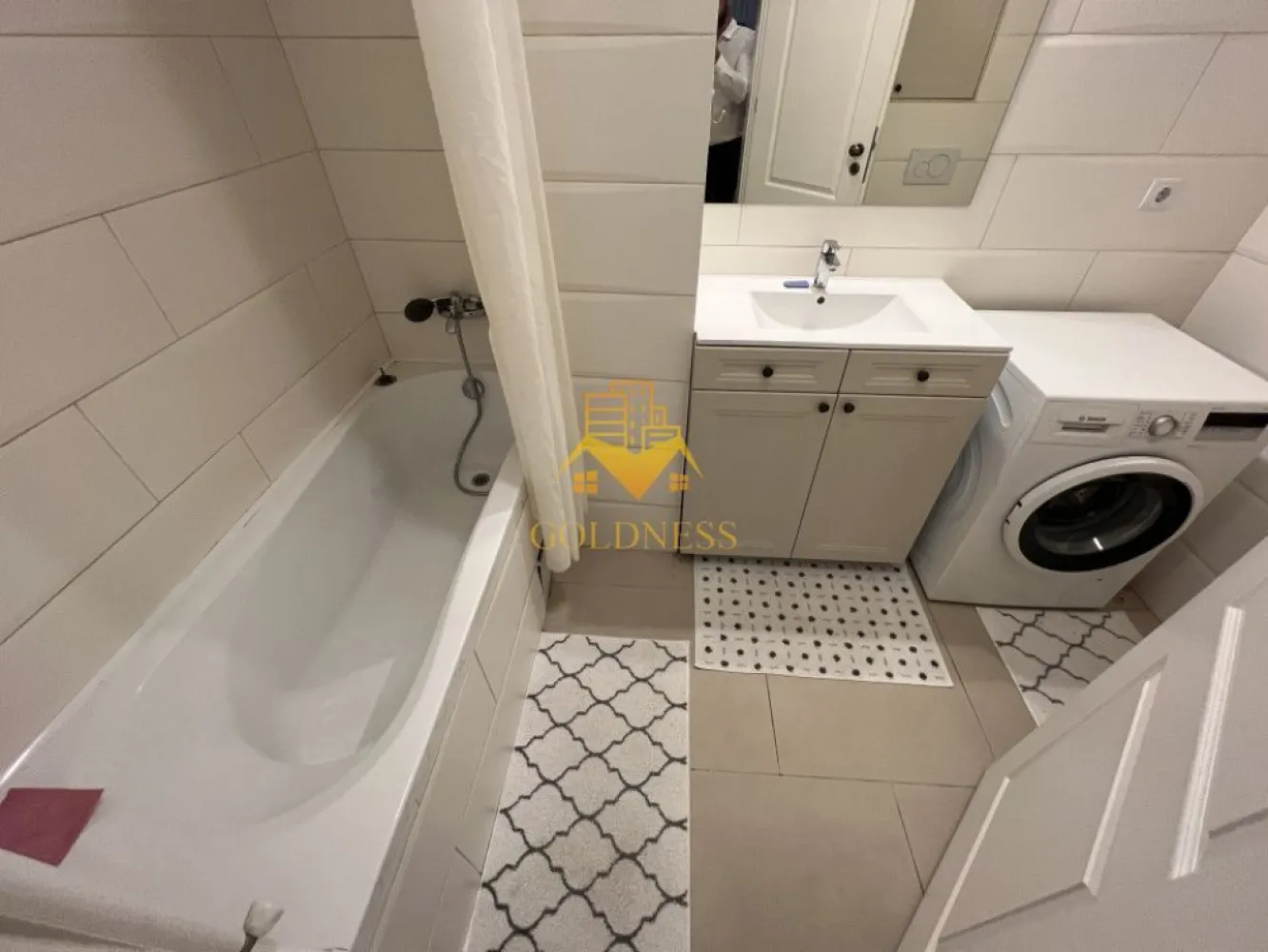 2 camere,modern,Intre Lacuri,zona Dunarii,Mega Image - GOLDNESS Imobiliare vă propune spre închiriere un apartament cu 2 camere complet mobilat și utilat, la etajul 2 într-un imobil de 3 etaje, în cartierul Intre Lacuri. Apartamentul este compartimentat astfel:
 - dormitor cu pat matrimonial, dressing, noptiere
 - living cu bucatarie open-space complet utilată, canapea extensibilă, loc de servit masa 
 - baie cu vana, calorifer port prosop inox și dulap pentru depozitare.
 - balcon de 4 mp.

Imobilul este dotat cu toate cele necesare- centrală proprie, mașină de spălat haine, frigider, plită electrică, hotă, etc. 
Se află în apropierea stațiilor de transport în comun, magazine, restaurante, spații verzi, farmacii, etc. 
Posibilitate de parcare in zona !

Dacă sunteți interesați de acest apartament și doriți să îl vizionați, dar și pentru alte oferte sau detalii nu ezitați să ne contactați telefonic sau prin e-mail - goldnessimobiliare@gmail.com. Vă stăm la dispoziție!