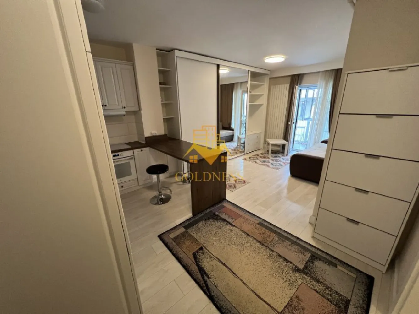 2 camere,modern,Intre Lacuri,zona Dunarii,Mega Image - GOLDNESS Imobiliare vă propune spre închiriere un apartament cu 2 camere complet mobilat și utilat, la etajul 2 într-un imobil de 3 etaje, în cartierul Intre Lacuri. Apartamentul este compartimentat astfel:
 - dormitor cu pat matrimonial, dressing, noptiere
 - living cu bucatarie open-space complet utilată, canapea extensibilă, loc de servit masa 
 - baie cu vana, calorifer port prosop inox și dulap pentru depozitare.
 - balcon de 4 mp.

Imobilul este dotat cu toate cele necesare- centrală proprie, mașină de spălat haine, frigider, plită electrică, hotă, etc. 
Se află în apropierea stațiilor de transport în comun, magazine, restaurante, spații verzi, farmacii, etc. 
Posibilitate de parcare in zona !

Dacă sunteți interesați de acest apartament și doriți să îl vizionați, dar și pentru alte oferte sau detalii nu ezitați să ne contactați telefonic sau prin e-mail - goldnessimobiliare@gmail.com. Vă stăm la dispoziție!