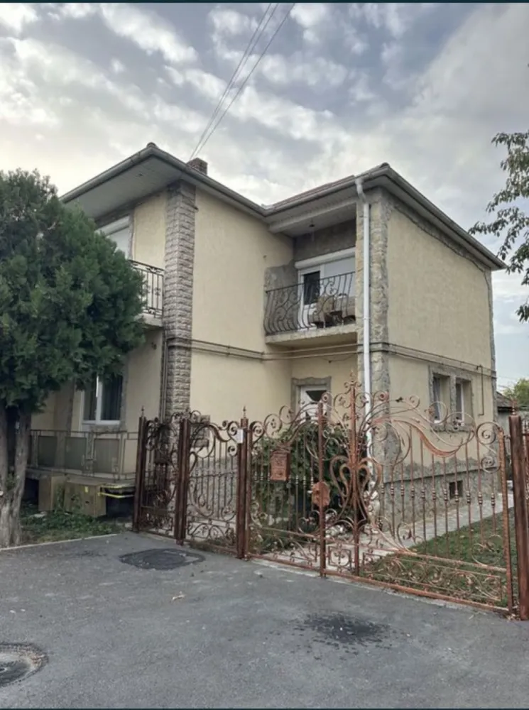 BRASADAS vinde PARTERUL unei case in zona Botizului. - Agenția imobiliara BRASADAS vinde PARTERUL unei case in zona Botizului compus din 3 camere, o bucătărie, o baie, hol, cămară, cu suprafata utila de 90mp.

Are doua intrări separate de cea a vecinilor, curte, grădină, pivniță.