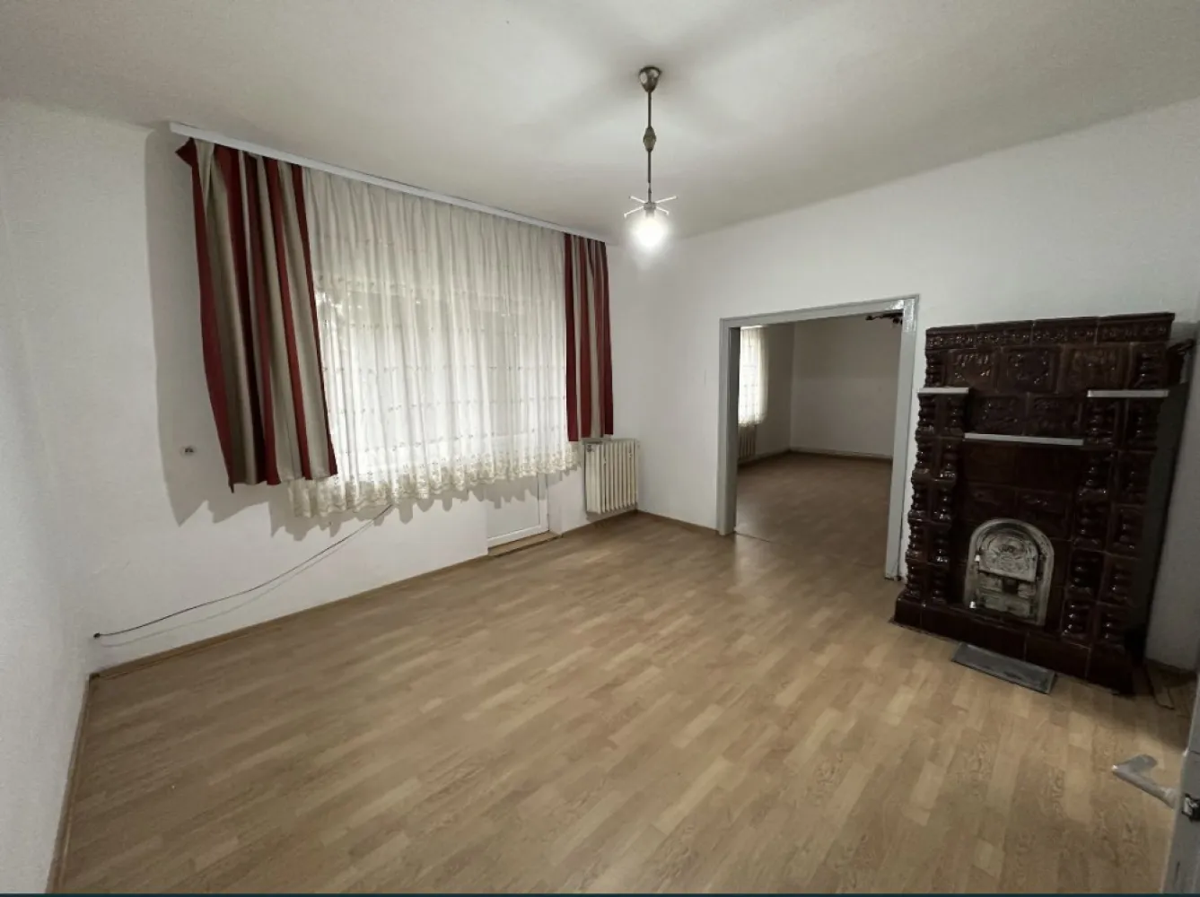 BRASADAS vinde PARTERUL unei case in zona Botizului. - Agenția imobiliara BRASADAS vinde PARTERUL unei case in zona Botizului compus din 3 camere, o bucătărie, o baie, hol, cămară, cu suprafata utila de 90mp.

Are doua intrări separate de cea a vecinilor, curte, grădină, pivniță.