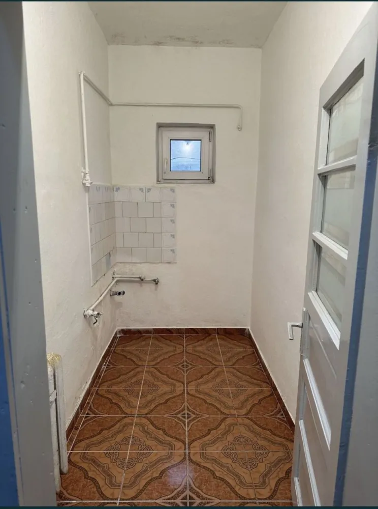 BRASADAS vinde PARTERUL unei case in zona Botizului. - Agenția imobiliara BRASADAS vinde PARTERUL unei case in zona Botizului compus din 3 camere, o bucătărie, o baie, hol, cămară, cu suprafata utila de 90mp.

Are doua intrări separate de cea a vecinilor, curte, grădină, pivniță.