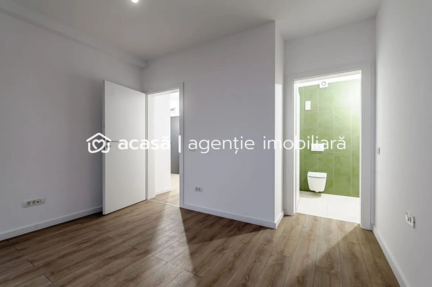 Apartament nou cu 3 camere în X-City Towers – Direct de la dezvoltator - Acest apartament situat la etajul 12 în ansamblul X-City Towers oferă un echilibru excelent între confort, funcționalitate și calitatea vieții de zi cu zi. Spațiul util de 67,17 m², plus balconul și logia însumând 9,99 m², este gândit pentru a răspunde nevoilor unei familii moderne sau ale unui cumpărător care își dorește o locuință solidă, într-o zonă cu potențial de creștere. Compartimentarea este eficientă: trei camere luminoase, două băi, un dressing bine proporționat și cele două spații exterioare care aduc un plus de libertate și confort, indiferent dacă sunt folosite pentru relaxare, lucru sau depozitare ușoară.

Apartamentul se predă finisat, cu obiecte sanitare incluse, ceea ce îi oferă viitorului proprietar siguranța unei mutări fără complicații. Clădirea dispune de lift, iar locul de parcare subteran inclus în preț conferă un nivel suplimentar de confort și protecție, un detaliu tot mai apreciat în noile dezvoltări urbane.

Zona în care se află X-City Towers este una dintre cele mai dinamice din Timișoara, susținută de infrastructură modernă și de acces rapid la școli, grădinițe, servicii medicale, centre comerciale și restaurante. Cei peste 10.000 m² de spații verzi creează un cadru plăcut pentru timp petrecut în aer liber, sport sau momente de relaxare după o zi încărcată. Dezvoltarea continuă a cartierului aduce un avantaj clar pentru oricine își dorește o investiție stabilă, cu perspectivă de creștere în timp.

Apartamentul se vinde direct de la dezvoltator și reprezintă o alegere potrivită atât pentru locuire, cât și pentru investiție, într-o zonă care oferă confort, liniște și valoare pe termen lung.

Preț pentru persoană juridică (plătitioare de TVA): 143.278 euro
Preț pentru persoană fizică: 161.905 euro 

ATENȚIE! Poze cu titlu ilustrativ.

Pentru informații suplimentare sau programarea unei vizionări, vă invit să mă contactați.
Jasmina Uglesits - 0740814770
