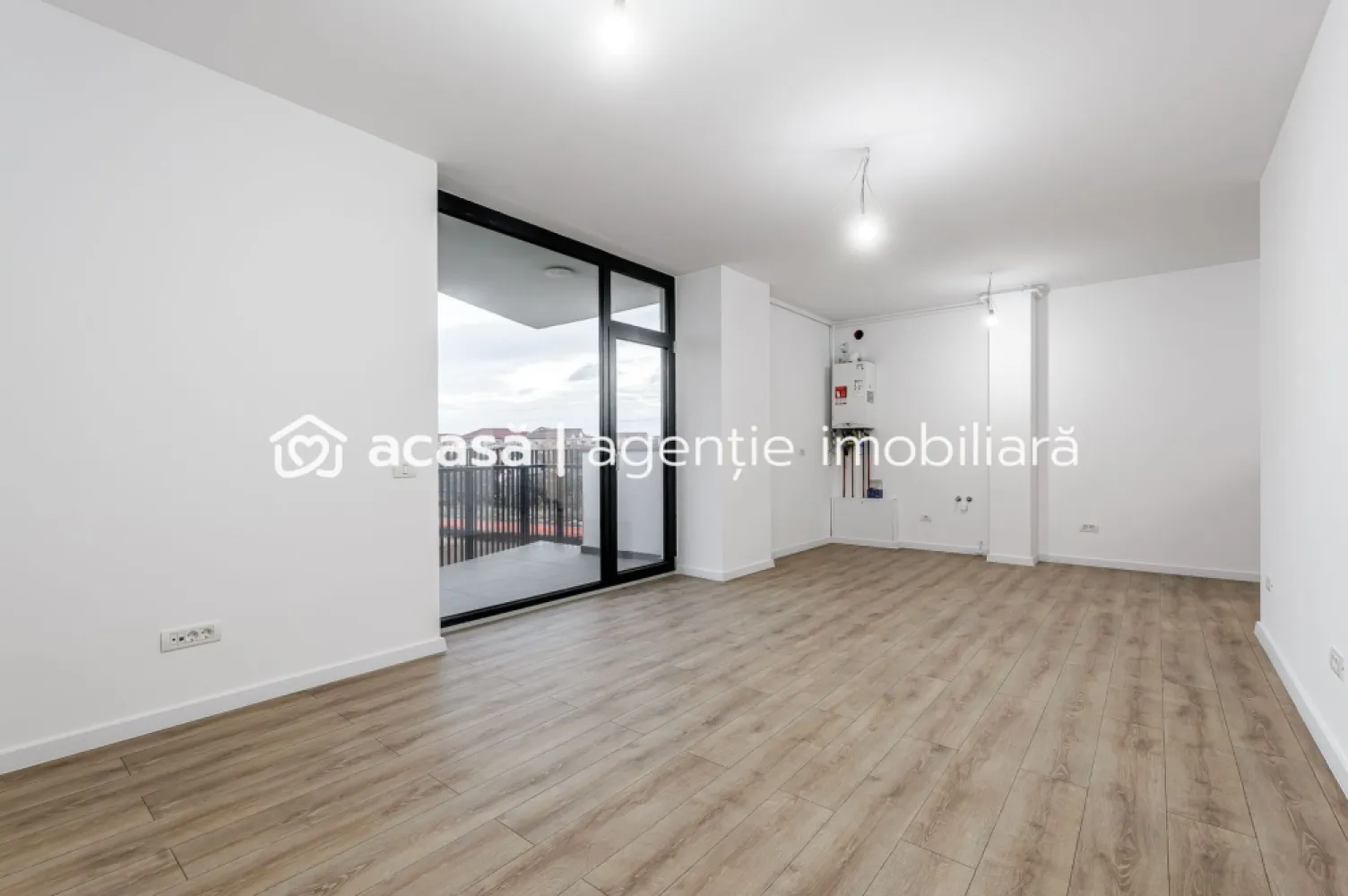 Apartament nou cu 3 camere în X-City Towers – Direct de la dezvoltator - Acest apartament situat la etajul 12 în ansamblul X-City Towers oferă un echilibru excelent între confort, funcționalitate și calitatea vieții de zi cu zi. Spațiul util de 67,17 m², plus balconul și logia însumând 9,99 m², este gândit pentru a răspunde nevoilor unei familii moderne sau ale unui cumpărător care își dorește o locuință solidă, într-o zonă cu potențial de creștere. Compartimentarea este eficientă: trei camere luminoase, două băi, un dressing bine proporționat și cele două spații exterioare care aduc un plus de libertate și confort, indiferent dacă sunt folosite pentru relaxare, lucru sau depozitare ușoară.

Apartamentul se predă finisat, cu obiecte sanitare incluse, ceea ce îi oferă viitorului proprietar siguranța unei mutări fără complicații. Clădirea dispune de lift, iar locul de parcare subteran inclus în preț conferă un nivel suplimentar de confort și protecție, un detaliu tot mai apreciat în noile dezvoltări urbane.

Zona în care se află X-City Towers este una dintre cele mai dinamice din Timișoara, susținută de infrastructură modernă și de acces rapid la școli, grădinițe, servicii medicale, centre comerciale și restaurante. Cei peste 10.000 m² de spații verzi creează un cadru plăcut pentru timp petrecut în aer liber, sport sau momente de relaxare după o zi încărcată. Dezvoltarea continuă a cartierului aduce un avantaj clar pentru oricine își dorește o investiție stabilă, cu perspectivă de creștere în timp.

Apartamentul se vinde direct de la dezvoltator și reprezintă o alegere potrivită atât pentru locuire, cât și pentru investiție, într-o zonă care oferă confort, liniște și valoare pe termen lung.

Preț pentru persoană juridică (plătitioare de TVA): 143.278 euro
Preț pentru persoană fizică: 161.905 euro 

ATENȚIE! Poze cu titlu ilustrativ.

Pentru informații suplimentare sau programarea unei vizionări, vă invit să mă contactați.
Jasmina Uglesits - 0740814770