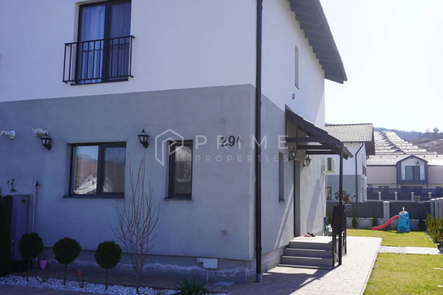Casă tip duplex complet amenajată si mobilată - Vă propunem spre vânzare această casă tip duplex cu o suprafață utilă de 100mp construită în 2022 complet mobilată și utilată, gata de locuire, foarte aproape de viitorul spital universitar. 

Casă construită din cărămidă, fundație de beton, acoperită cu țiglă, cu un regim de înălțime parter și etaj cu sistem de izolație exterioară din polistiren și tencuială decorativă, pe un teren de 283mp. 
Terenul este înprejmuit de un gard de beton și șipcă metalică, finisat cu tencuiala decorativă.

Curtea este amenajată cu pavaj pentru 2 locuri de parcare, gazon cu sistem automatizat de irigație și bazin de colectare a apei pluviale, arbuști ornamentali pereni și piatră decorativă. Poarta de acces este culisantă automatizată.

Compatimentare: 
LA PARTER: intrare hol cu ușă termopan, sufrageria generoasă cu acces la terasă prin ușa culisantă termopan, 
bucătărie cochetă separată cu cămară și complet utilată (frigider Samsung, plita electrica, cumptor și mașină de spălat vase Bosch), baie de serviciu cu cabină de duș.

ETAJ: Acces la etaj pe scara din schelet metalic cu trepte din lemn masiv. 
La etaj găsim două dormitoare mobilate, baia mare cu cadă, toaletă și bideu. 
Acces la pod pe scară retractabilă (podul este generos 20mp, podit cu plăci osb și izolat, excelent pentru depozitare).

Sistem de încălzire cu centrală termică pe gaz cu calorifere, aparat de aer condiționat cu inverter Finlux. 
Ferestrele sunt din pvc cu geamuri termopan, ușile interioare de calitate Porta Doors, băile sunt placate cu gresie și faianță, pardoseli cu parchet laminat, terasa este placată cu gresie.

Locația este una urbană, aproape de pădure, perfectă pentru relaxare. 
În apropiere găsești restaurante, supermarketuri, clinici si alte facilitati. 

La Prime Properties, fiecare tranzacție înseamnă mai mult decât o simplă achiziție – este un proces complet, în care colaborăm cu cei mai buni profesioniști: notari, avocați, designeri, arhitecți, evaluatori, specialiști în certificate energetice, consultanți de credite imobiliare.
Astfel, atunci când alegi o proprietate prin noi, primești la pachet și siguranță, transparență și servicii impecabile pe tot parcursul drumului tău către casa ideală.
Ne dedicăm 100% fiecărui client, iar asta se reflectă în rezultate și în încrederea pe care o primim înapoi prin recomandările lor.
Proprietatea aceasta nu se potrivește exact nevoilor tale?
Lasă-ne să îți găsim alternativa potrivită. Agentul nostru îți va oferi soluții avantajoase și adaptate stilului tău de viață.
📞 Contactează-ne astăzi. Până acum nu am dezamăgit niciun client – și nu vom începe cu tine.
Comision 0% pentru cumpărători
