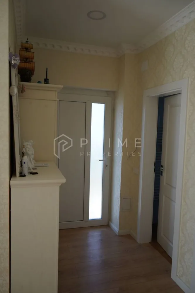 Casă tip duplex complet amenajată si mobilată - Vă propunem spre vânzare această casă tip duplex cu o suprafață utilă de 100mp construită în 2022 complet mobilată și utilată, gata de locuire, foarte aproape de viitorul spital universitar. 

Casă construită din cărămidă, fundație de beton, acoperită cu țiglă, cu un regim de înălțime parter și etaj cu sistem de izolație exterioară din polistiren și tencuială decorativă, pe un teren de 283mp. 
Terenul este înprejmuit de un gard de beton și șipcă metalică, finisat cu tencuiala decorativă.

Curtea este amenajată cu pavaj pentru 2 locuri de parcare, gazon cu sistem automatizat de irigație și bazin de colectare a apei pluviale, arbuști ornamentali pereni și piatră decorativă. Poarta de acces este culisantă automatizată.

Compatimentare: 
LA PARTER: intrare hol cu ușă termopan, sufrageria generoasă cu acces la terasă prin ușa culisantă termopan, 
bucătărie cochetă separată cu cămară și complet utilată (frigider Samsung, plita electrica, cumptor și mașină de spălat vase Bosch), baie de serviciu cu cabină de duș.

ETAJ: Acces la etaj pe scara din schelet metalic cu trepte din lemn masiv. 
La etaj găsim două dormitoare mobilate, baia mare cu cadă, toaletă și bideu. 
Acces la pod pe scară retractabilă (podul este generos 20mp, podit cu plăci osb și izolat, excelent pentru depozitare).

Sistem de încălzire cu centrală termică pe gaz cu calorifere, aparat de aer condiționat cu inverter Finlux. 
Ferestrele sunt din pvc cu geamuri termopan, ușile interioare de calitate Porta Doors, băile sunt placate cu gresie și faianță, pardoseli cu parchet laminat, terasa este placată cu gresie.

Locația este una urbană, aproape de pădure, perfectă pentru relaxare. 
În apropiere găsești restaurante, supermarketuri, clinici si alte facilitati. 

La Prime Properties, fiecare tranzacție înseamnă mai mult decât o simplă achiziție – este un proces complet, în care colaborăm cu cei mai buni profesioniști: notari, avocați, designeri, arhitecți, evaluatori, specialiști în certificate energetice, consultanți de credite imobiliare.
Astfel, atunci când alegi o proprietate prin noi, primești la pachet și siguranță, transparență și servicii impecabile pe tot parcursul drumului tău către casa ideală.
Ne dedicăm 100% fiecărui client, iar asta se reflectă în rezultate și în încrederea pe care o primim înapoi prin recomandările lor.
Proprietatea aceasta nu se potrivește exact nevoilor tale?
Lasă-ne să îți găsim alternativa potrivită. Agentul nostru îți va oferi soluții avantajoase și adaptate stilului tău de viață.
📞 Contactează-ne astăzi. Până acum nu am dezamăgit niciun client – și nu vom începe cu tine.
Comision 0% pentru cumpărători