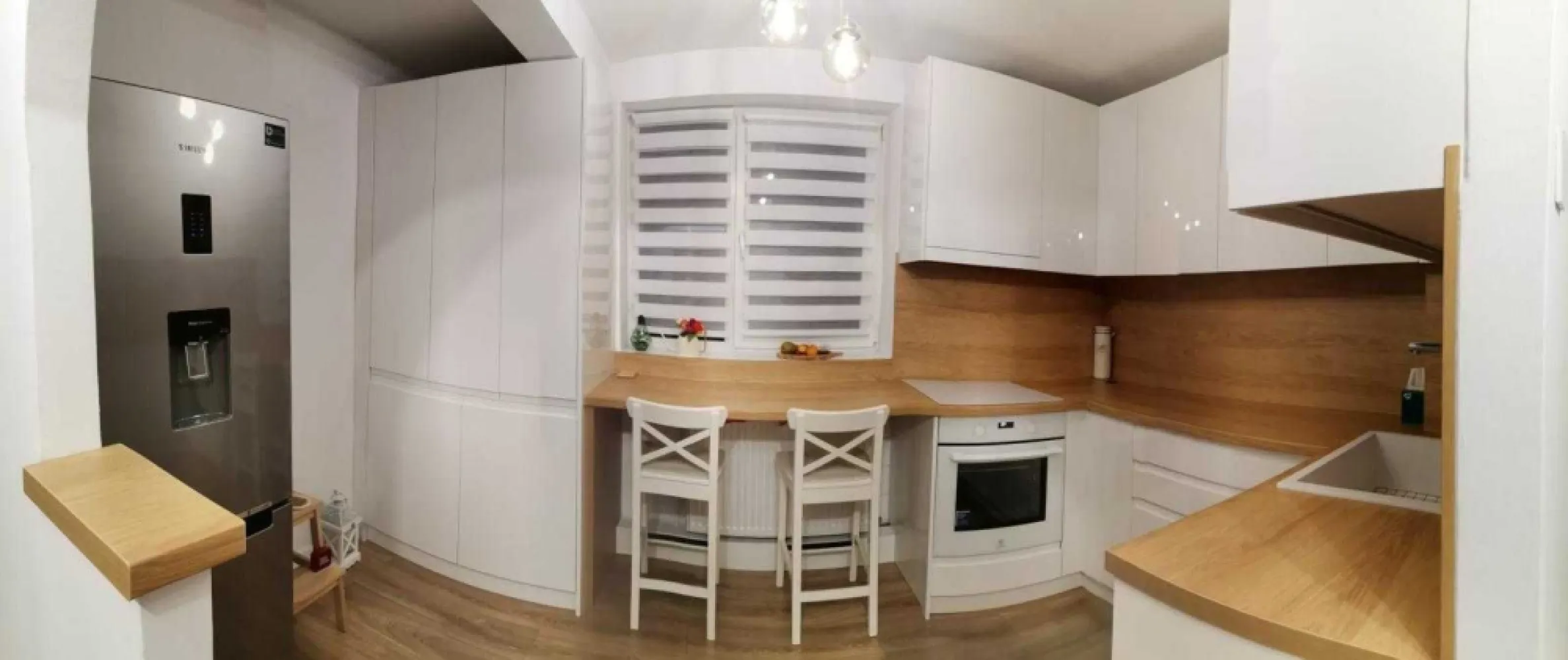 BRASADAS vinde Ap 2 cam 42mp et 1/4 Plopilor - Cluj - In zona Plopilor - pod Calvaria, pe strada Taberei, aproape de statia de tramvai/troleu/autobuz se afla un apartament de poveste.

Situat la primul etaj al unui imobil de patru etaje, imbogatit in fiecare dimineata de lumina soarelui, acest apartament te invita la odihna si relaxare.

Apartamentul semidecomandat este compartimentat astfel: 2 camere, bucatarie spatioasa, hol, spalatorie/debara, baie.

Recent renovat cu finisaje atent alese si mobilier personalizat de mdf vopsit, echipat cu masina de spalat vase incorporata, plita inductie, cuptor electric, frigider; masina de spalat haine si uscator, acest apartament isi asteapta noii proprietari.