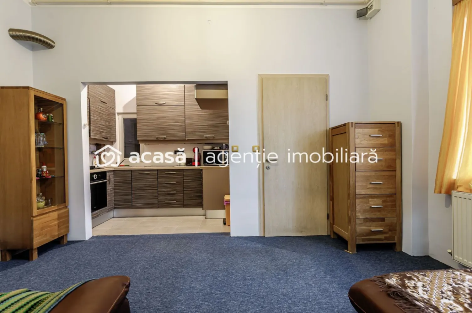 Apartament în Piața Catedralei, 93 mp utili. - Vă propun spre vânzare un apartament ultracentral, situat la etajul 2, cu o priveliște superbă către Piața Catedralei și zona pietonală – locul unde se desfășoară cele mai frumoase evenimente din Arad: târguri de Crăciun, festivaluri și activități culturale pe tot parcursul anului.

Cu o suprafață utilă de 93 mp, la care se adaugă o boxă de 20 mp la subsol, apartamentul oferă spațiu generos și flexibilitate în organizare. Poate fi recompartimentat pentru a crea dormitoare suplimentare sau pentru a optimiza bucătăria și băile în funcție de nevoi.

Balconul panoramic completează perfect locuința, oferind o priveliște spectaculoasă asupra centrului orașului – un loc ideal pentru relaxare, pentru cafeaua de dimineață sau pentru serile liniștite.

Apartamentul este potrivit pentru o familie cu copii, dar și pentru cei care își doresc să fie în mijlocul orașului, cu acces rapid la restaurante, școli, parcuri, birouri și principalele puncte de interes.

Locație ultracentrală – vedere spre Piața Catedralei
2 camere mari, spațioase
93 mp suprafață utilă
Boxă generoasă de 20 mp la subsol
Balcon panoramic
Posibilitate de recompartimentare
Etaj 2 într-o zonă pietonală vibrantă

Pentru detalii și vizionare:
Andrei Caracioni telefon 0757662907

Nu dispui de toată suma? Te ajutăm noi gratuit! Îți obținem oferte de la 16 bănci.

Ai o proprietate de vânzare în Arad și vrei să știi cât valorează cu adevărat?
Sună-mă pentru o evaluare gratuită, fără obligații.

Birou: ACASĂ | Agenție imobiliară Arad
Bulevardul Decebal 2, Arad 310133

Cod proprietate: CP2819972