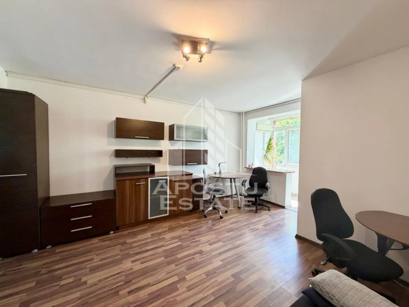 Apartament cu o camera de inchiriat, zona Brancoveanu, Timisoara - Agentia imobiliara APOSTU ESTATE va propune spre inchiriere un apartament cu o camera, spatios si luminos, situat in zona Brancoveanu, o zona linistita si bine pozitionata din Timisoara, potrivit pentru cupluri sau studenti care isi doresc o locuinta unde sa se simta confortabil si cu acces facil catre scoli, statii de autobuz, supermarketuri , magazine de zona, parcuri.

Suprafata utila: 30 mp
Compartimentare eficienta:
- Hol de acces generos
- Bucatarie complet mobilata si utilata
- Camera principala cu canapea extensibila
- Baie prevazuta cu dus

Confort si facilitati:
-Incalzirea apartamentului: termoficare prin calorifere
-Apartamentul este complet mobilat si utilat
- Apartamentul dispune de masina de spalat rufe

Localizare:
-Timis,Timisoara, zona Brancoveanu– acces facil spre magazine, supermarketul Lidl, scoli, parcuri si mijloace de transport in comun.

Ideal pentru:
- Cupluri
- Studenti

Disponibilitate: imediata
Pret chirie lunara: 300 euro
Programeaza o vizionare pentru a-ti putea imagina viitorul aici!
ID intern: CP3069352.