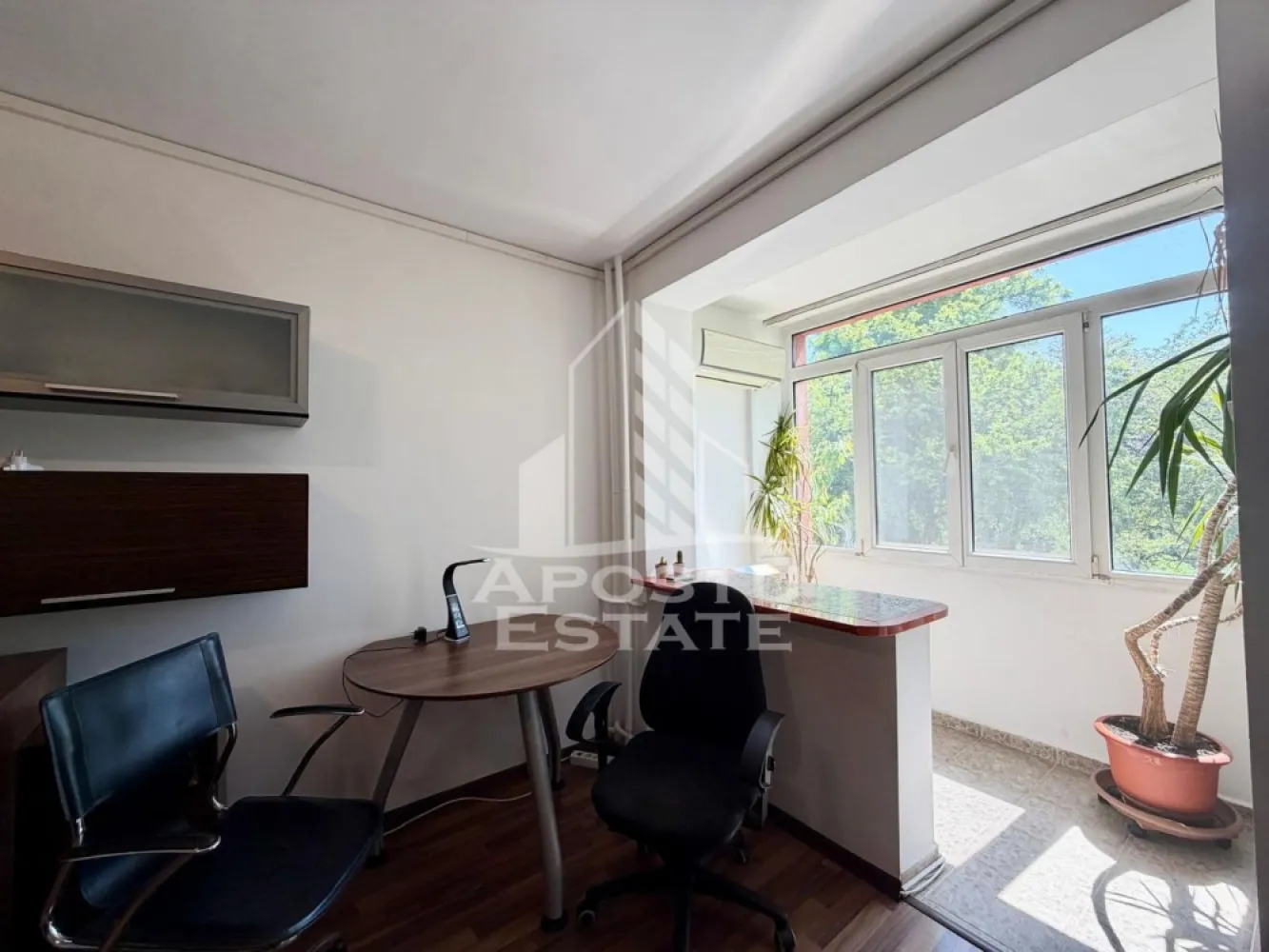 Apartament cu o camera de inchiriat, zona Brancoveanu, Timisoara - Agentia imobiliara APOSTU ESTATE va propune spre inchiriere un apartament cu o camera, spatios si luminos, situat in zona Brancoveanu, o zona linistita si bine pozitionata din Timisoara, potrivit pentru cupluri sau studenti care isi doresc o locuinta unde sa se simta confortabil si cu acces facil catre scoli, statii de autobuz, supermarketuri , magazine de zona, parcuri.

Suprafata utila: 30 mp
Compartimentare eficienta:
- Hol de acces generos
- Bucatarie complet mobilata si utilata
- Camera principala cu canapea extensibila
- Baie prevazuta cu dus

Confort si facilitati:
-Incalzirea apartamentului: termoficare prin calorifere
-Apartamentul este complet mobilat si utilat
- Apartamentul dispune de masina de spalat rufe

Localizare:
-Timis,Timisoara, zona Brancoveanu– acces facil spre magazine, supermarketul Lidl, scoli, parcuri si mijloace de transport in comun.

Ideal pentru:
- Cupluri
- Studenti

Disponibilitate: imediata
Pret chirie lunara: 300 euro
Programeaza o vizionare pentru a-ti putea imagina viitorul aici!
ID intern: CP3069352.