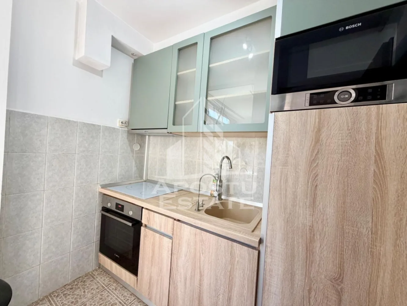 Apartament cu o camera de inchiriat, zona Brancoveanu, Timisoara - Agentia imobiliara APOSTU ESTATE va propune spre inchiriere un apartament cu o camera, spatios si luminos, situat in zona Brancoveanu, o zona linistita si bine pozitionata din Timisoara, potrivit pentru cupluri sau studenti care isi doresc o locuinta unde sa se simta confortabil si cu acces facil catre scoli, statii de autobuz, supermarketuri , magazine de zona, parcuri.

Suprafata utila: 30 mp
Compartimentare eficienta:
- Hol de acces generos
- Bucatarie complet mobilata si utilata
- Camera principala cu canapea extensibila
- Baie prevazuta cu dus

Confort si facilitati:
-Incalzirea apartamentului: termoficare prin calorifere
-Apartamentul este complet mobilat si utilat
- Apartamentul dispune de masina de spalat rufe

Localizare:
-Timis,Timisoara, zona Brancoveanu– acces facil spre magazine, supermarketul Lidl, scoli, parcuri si mijloace de transport in comun.

Ideal pentru:
- Cupluri
- Studenti

Disponibilitate: imediata
Pret chirie lunara: 300 euro
Programeaza o vizionare pentru a-ti putea imagina viitorul aici!
ID intern: CP3069352.