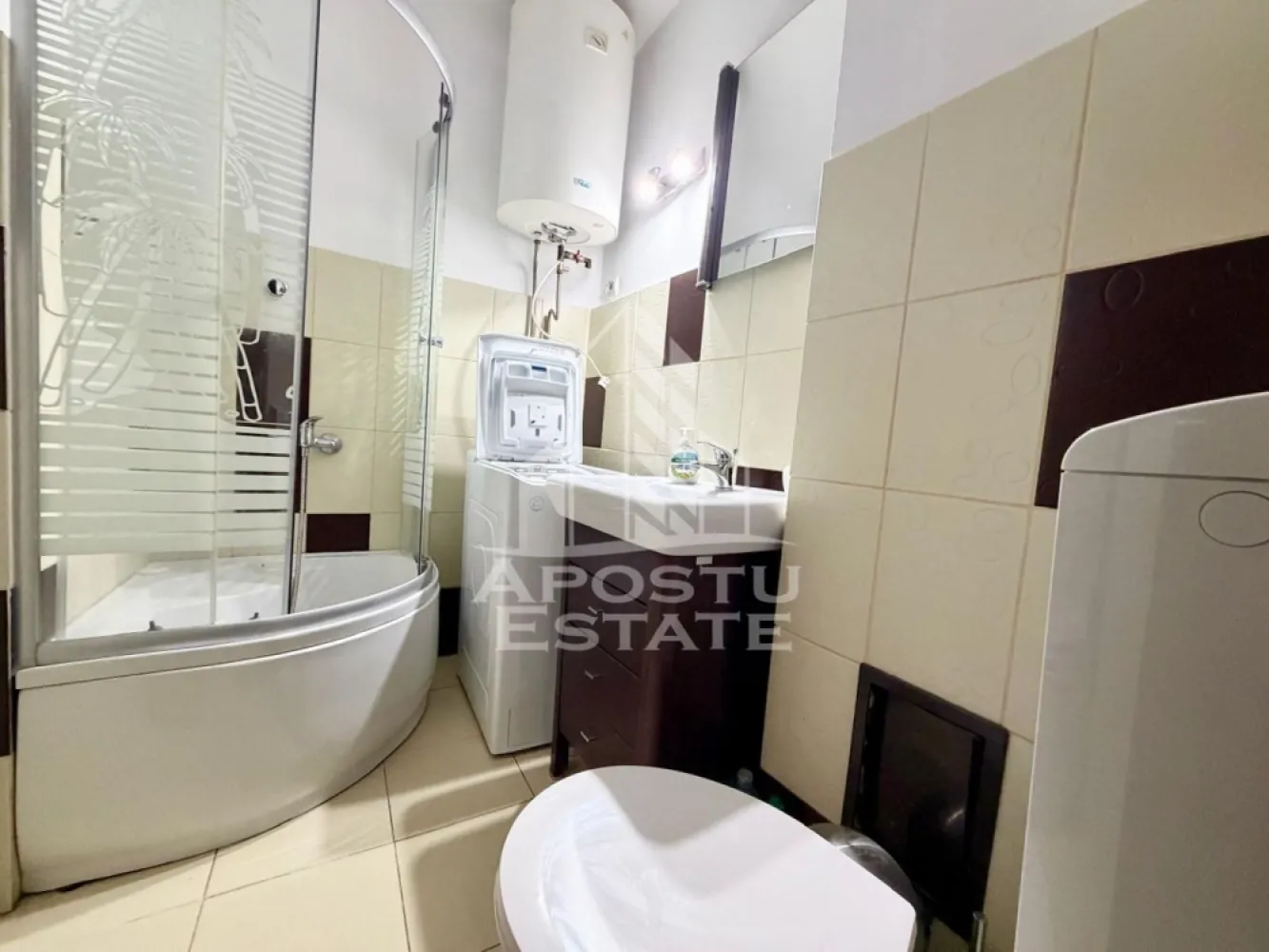 Apartament cu o camera de inchiriat, zona Brancoveanu, Timisoara - Agentia imobiliara APOSTU ESTATE va propune spre inchiriere un apartament cu o camera, spatios si luminos, situat in zona Brancoveanu, o zona linistita si bine pozitionata din Timisoara, potrivit pentru cupluri sau studenti care isi doresc o locuinta unde sa se simta confortabil si cu acces facil catre scoli, statii de autobuz, supermarketuri , magazine de zona, parcuri.

Suprafata utila: 30 mp
Compartimentare eficienta:
- Hol de acces generos
- Bucatarie complet mobilata si utilata
- Camera principala cu canapea extensibila
- Baie prevazuta cu dus

Confort si facilitati:
-Incalzirea apartamentului: termoficare prin calorifere
-Apartamentul este complet mobilat si utilat
- Apartamentul dispune de masina de spalat rufe

Localizare:
-Timis,Timisoara, zona Brancoveanu– acces facil spre magazine, supermarketul Lidl, scoli, parcuri si mijloace de transport in comun.

Ideal pentru:
- Cupluri
- Studenti

Disponibilitate: imediata
Pret chirie lunara: 300 euro
Programeaza o vizionare pentru a-ti putea imagina viitorul aici!
ID intern: CP3069352.