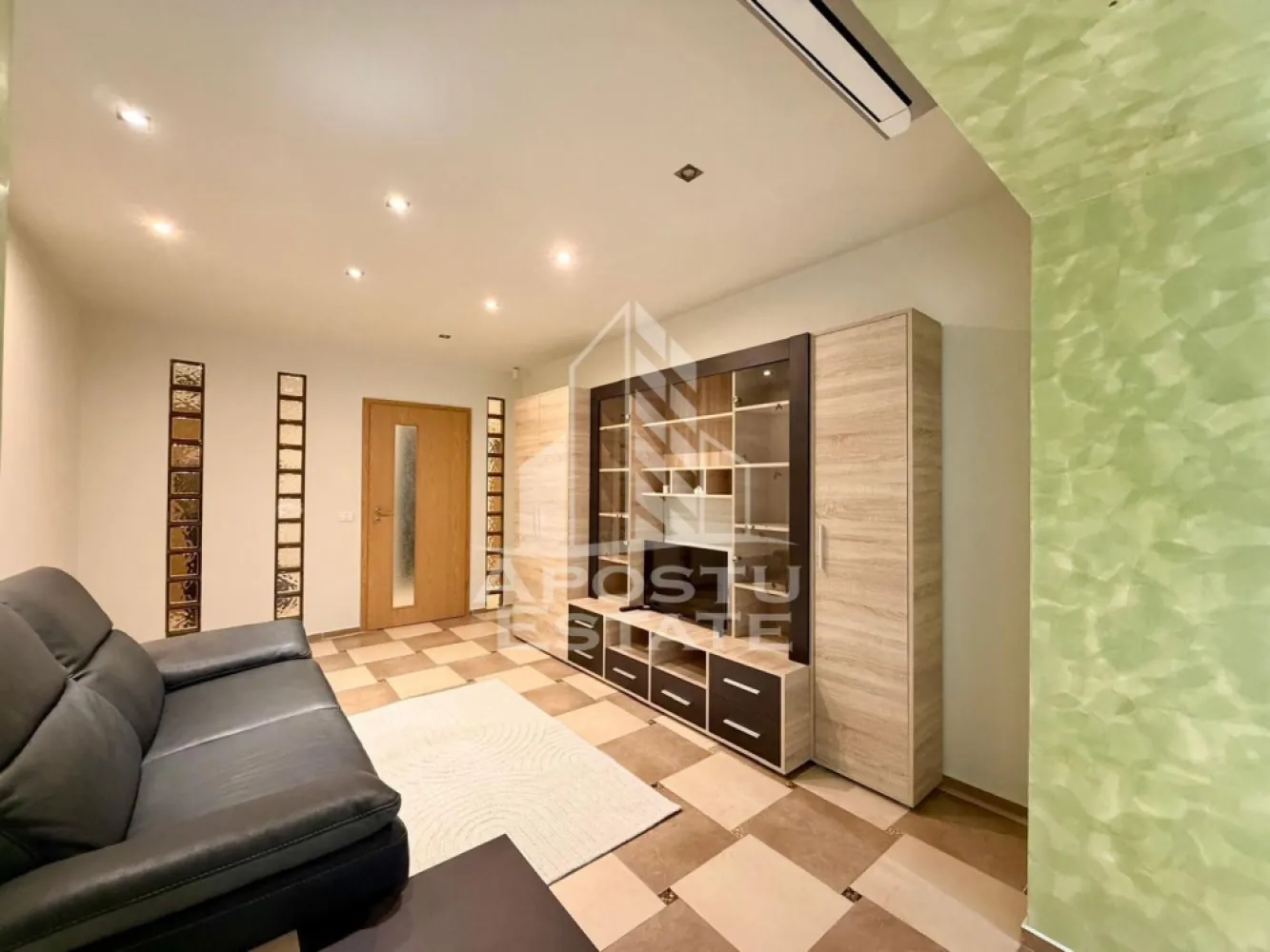 Apartament 2 camere de inchiriat, centrala, zona Centrala, Timisoara - Agentia Imobiliara APOSTU ESTATE va propune spre inchiriere un apartament spatios cu 2 camere, situat in zona Centrala din Timisoara ce ofera confort, siguranta si multiple facilitati.
Locuinta are o suprafata generoasa de 60 mp utili, fiind pozitionata la etajul 3/3, intr-un bloc bine intretinut. Este alegerea ideala pentru o familie sau pentru persoane active care isi doresc un camin modern intr-o zona centrala.

Compartimentare:
Living room spatios
Hol de acces
Dormitor matrimonial
Baie cu cada si geam
Bucatarie mobilata
Debara

Dotari si beneficii:
Suprafata utila: 60 mp
Etaj 3 din 3
Centrala proprie
Ac in fiecare camera

Pret: 650euro/luna
Garantie: 1300 euro

Va asteptam la vizionare pentru a descoperi acest apartament spatios si modern, intr-un complex rezidential ideal pentru familii!
ID Intern: CP3069286!