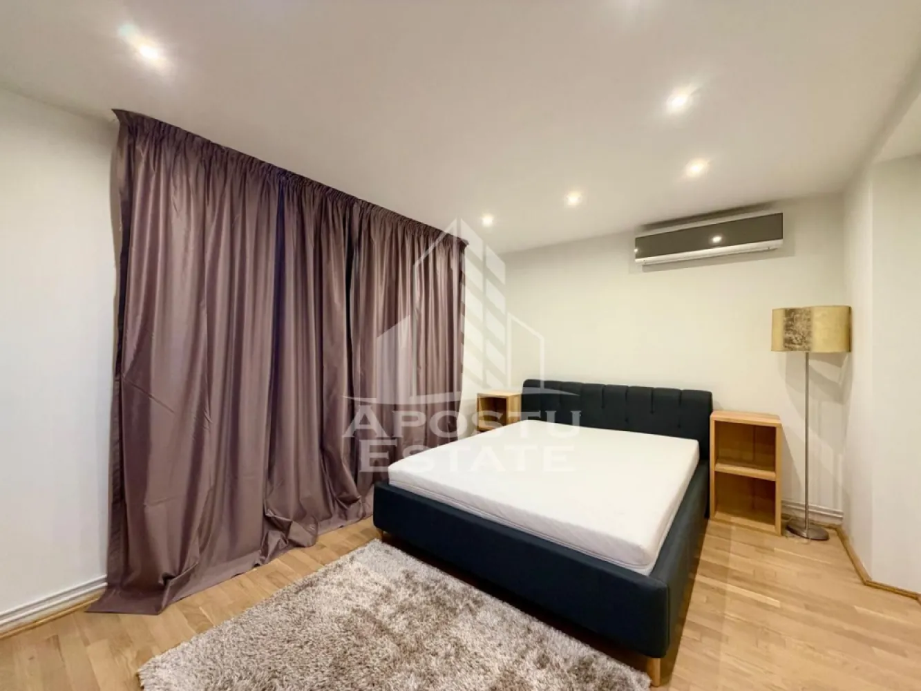 Apartament 2 camere de inchiriat, centrala, zona Centrala, Timisoara - Agentia Imobiliara APOSTU ESTATE va propune spre inchiriere un apartament spatios cu 2 camere, situat in zona Centrala din Timisoara ce ofera confort, siguranta si multiple facilitati.
Locuinta are o suprafata generoasa de 60 mp utili, fiind pozitionata la etajul 3/3, intr-un bloc bine intretinut. Este alegerea ideala pentru o familie sau pentru persoane active care isi doresc un camin modern intr-o zona centrala.

Compartimentare:
Living room spatios
Hol de acces
Dormitor matrimonial
Baie cu cada si geam
Bucatarie mobilata
Debara

Dotari si beneficii:
Suprafata utila: 60 mp
Etaj 3 din 3
Centrala proprie
Ac in fiecare camera

Pret: 650euro/luna
Garantie: 1300 euro

Va asteptam la vizionare pentru a descoperi acest apartament spatios si modern, intr-un complex rezidential ideal pentru familii!
ID Intern: CP3069286!