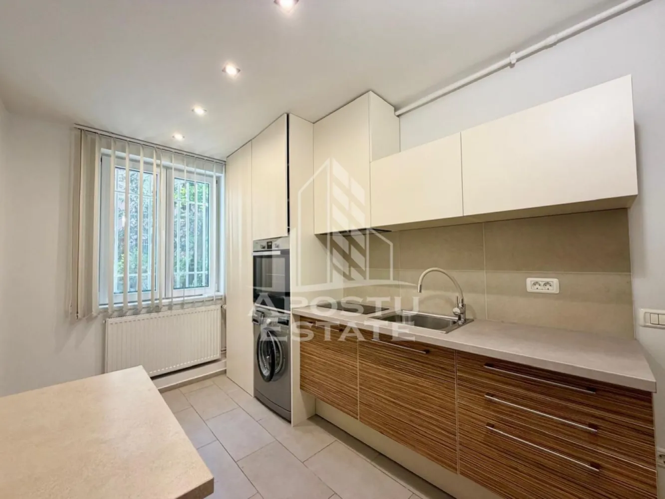 Apartament 2 camere de inchiriat, centrala, zona Centrala, Timisoara - Agentia Imobiliara APOSTU ESTATE va propune spre inchiriere un apartament spatios cu 2 camere, situat in zona Centrala din Timisoara ce ofera confort, siguranta si multiple facilitati.
Locuinta are o suprafata generoasa de 60 mp utili, fiind pozitionata la etajul 3/3, intr-un bloc bine intretinut. Este alegerea ideala pentru o familie sau pentru persoane active care isi doresc un camin modern intr-o zona centrala.

Compartimentare:
Living room spatios
Hol de acces
Dormitor matrimonial
Baie cu cada si geam
Bucatarie mobilata
Debara

Dotari si beneficii:
Suprafata utila: 60 mp
Etaj 3 din 3
Centrala proprie
Ac in fiecare camera

Pret: 650euro/luna
Garantie: 1300 euro

Va asteptam la vizionare pentru a descoperi acest apartament spatios si modern, intr-un complex rezidential ideal pentru familii!
ID Intern: CP3069286!