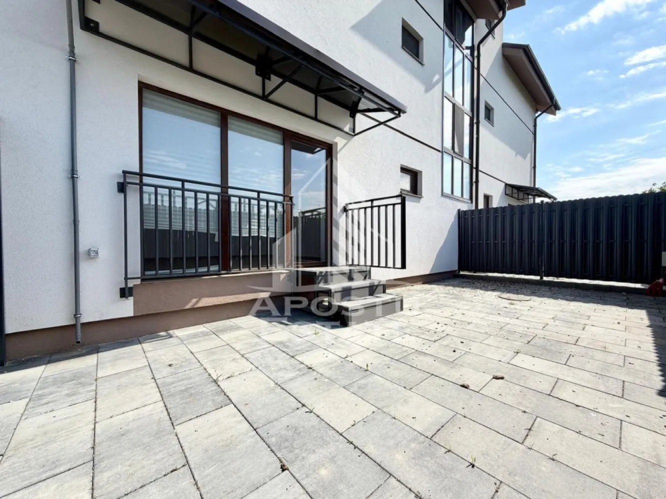 Apartament cu o camera nemobilat de inchiriat, Mosnita Noua - Agentia imobiliara APOSTU ESTATE va propune spre inchiriere un apartament cu o camera, spatios si luminos, situat in Mosnita Noua, o zona linistita si bine pozitionata cu acces rapid spre Timisoara, potrivit pentru cupluri,familii, sau studenti care isi doresc o locuinta unde sa se simta confortabil si cu acces facil catre scoli, statii de autobuz, supermarketuri , magazine de zona, parcuri.

Suprafata utila: 38 mp
Compartimentare eficienta:
-Hol de acces generos
-Bucatarie
-Spatiu de depozitare
-Camera principala cu iesire directa in terasa
-Baie prevazuta cu dus si geam

Confort si facilitati:
-Incalzirea apartamentului: centrala proprie cu incalzire prin pardoseala
- 2 locuri de parcare in curte privata

Localizare:
-Timis, Mosnita Noua– acces facil spre magazine, supermarketul Lidl, scoli, parcuri si mijloace de transport in comun.

Disponibilitate: imediata
Pret chirie lunara nemobilat: 320 euro
Pret chirie lunara mobilat: 350 euro
Programeaza o vizionare pentru a-ti putea imagina viitorul aici!
ID intern: CP3069282