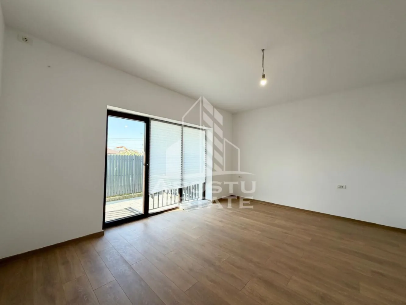 Apartament cu o camera nemobilat de inchiriat, Mosnita Noua - Agentia imobiliara APOSTU ESTATE va propune spre inchiriere un apartament cu o camera, spatios si luminos, situat in Mosnita Noua, o zona linistita si bine pozitionata cu acces rapid spre Timisoara, potrivit pentru cupluri,familii, sau studenti care isi doresc o locuinta unde sa se simta confortabil si cu acces facil catre scoli, statii de autobuz, supermarketuri , magazine de zona, parcuri.

Suprafata utila: 38 mp
Compartimentare eficienta:
-Hol de acces generos
-Bucatarie
-Spatiu de depozitare
-Camera principala cu iesire directa in terasa
-Baie prevazuta cu dus si geam

Confort si facilitati:
-Incalzirea apartamentului: centrala proprie cu incalzire prin pardoseala
- 2 locuri de parcare in curte privata

Localizare:
-Timis, Mosnita Noua– acces facil spre magazine, supermarketul Lidl, scoli, parcuri si mijloace de transport in comun.

Disponibilitate: imediata
Pret chirie lunara nemobilat: 320 euro
Pret chirie lunara mobilat: 350 euro
Programeaza o vizionare pentru a-ti putea imagina viitorul aici!
ID intern: CP3069282