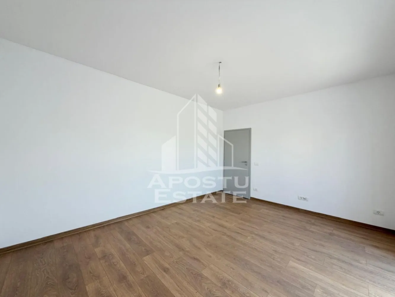 Apartament cu o camera nemobilat de inchiriat, Mosnita Noua - Agentia imobiliara APOSTU ESTATE va propune spre inchiriere un apartament cu o camera, spatios si luminos, situat in Mosnita Noua, o zona linistita si bine pozitionata cu acces rapid spre Timisoara, potrivit pentru cupluri,familii, sau studenti care isi doresc o locuinta unde sa se simta confortabil si cu acces facil catre scoli, statii de autobuz, supermarketuri , magazine de zona, parcuri.

Suprafata utila: 38 mp
Compartimentare eficienta:
-Hol de acces generos
-Bucatarie
-Spatiu de depozitare
-Camera principala cu iesire directa in terasa
-Baie prevazuta cu dus si geam

Confort si facilitati:
-Incalzirea apartamentului: centrala proprie cu incalzire prin pardoseala
- 2 locuri de parcare in curte privata

Localizare:
-Timis, Mosnita Noua– acces facil spre magazine, supermarketul Lidl, scoli, parcuri si mijloace de transport in comun.

Disponibilitate: imediata
Pret chirie lunara nemobilat: 320 euro
Pret chirie lunara mobilat: 350 euro
Programeaza o vizionare pentru a-ti putea imagina viitorul aici!
ID intern: CP3069282